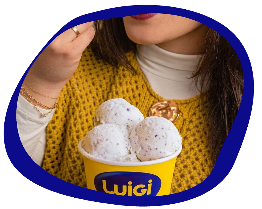 Cliente saboreando sorvete de flocos no copo Luigi