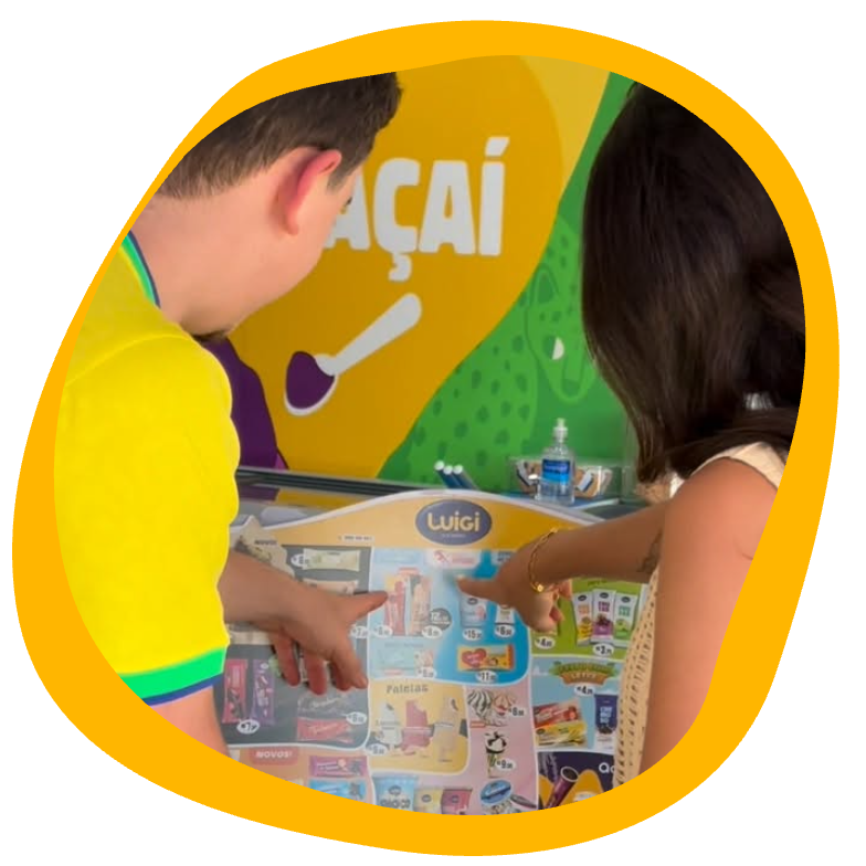 Clientes escolhendo no freezer da loja