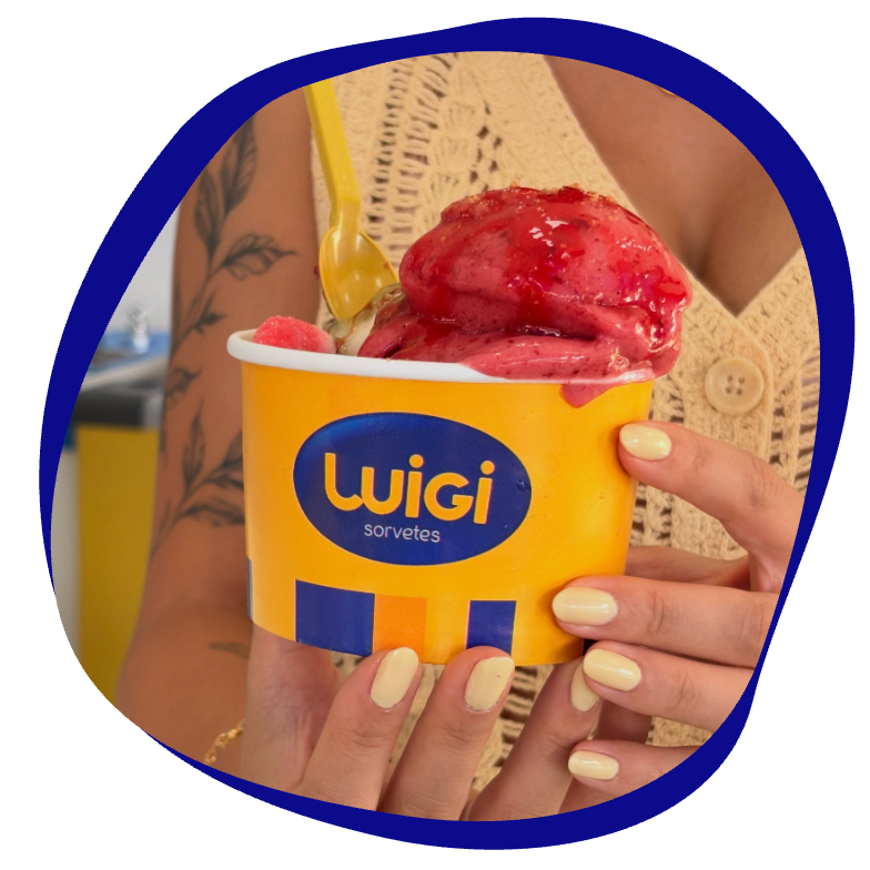 Sorvete de morango com calda no copo Luigi