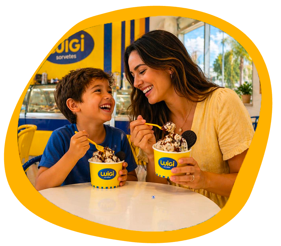 Mãe e filho tomando sorvete sentados dentro de uma sorveteria Luigi Sorvetes