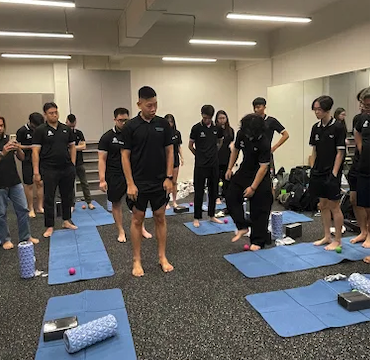 Applied Mapping: practitioners drilling standing posture assessments.