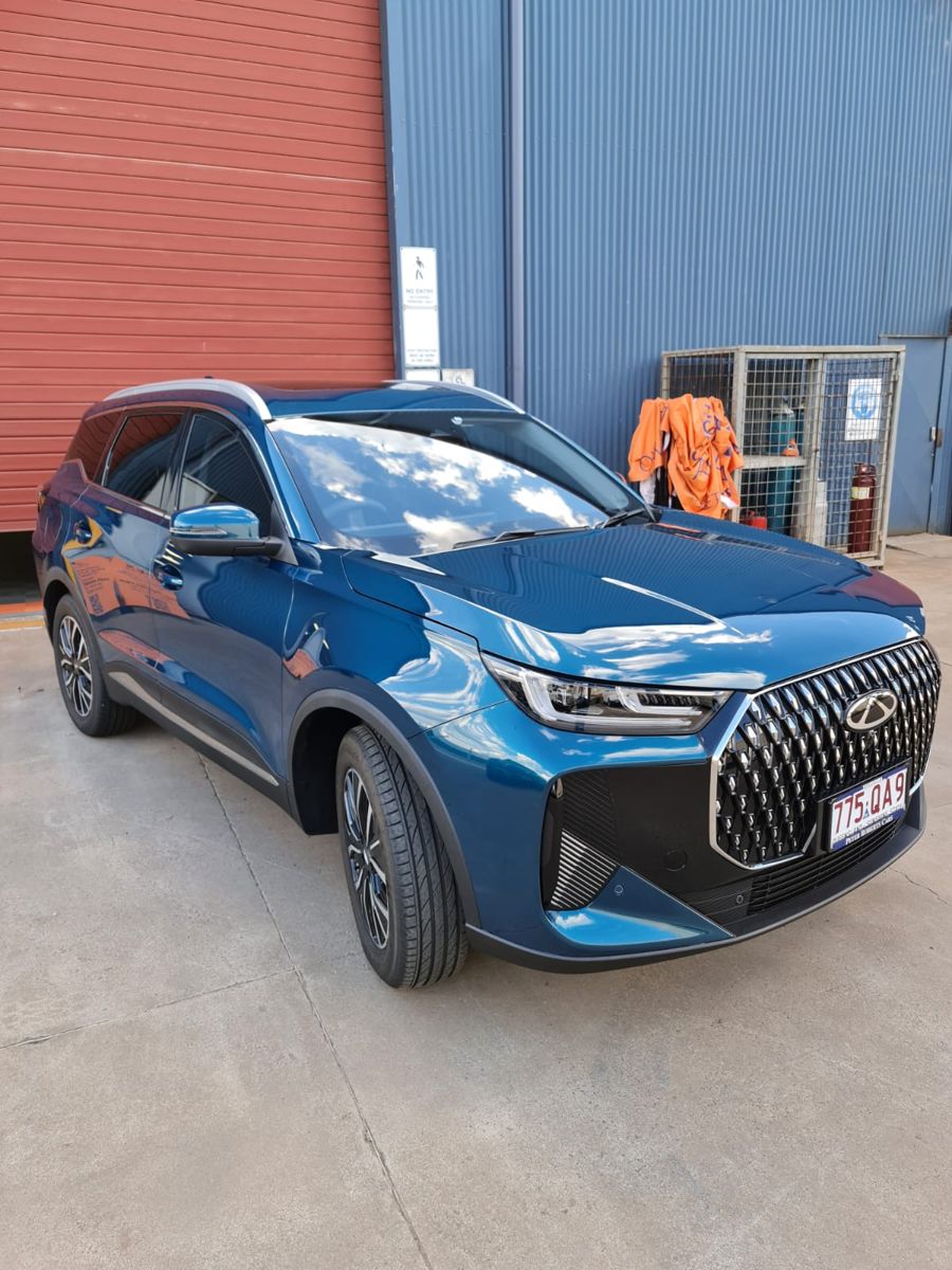 Blue Chery Tiggo 7 outside the workshop