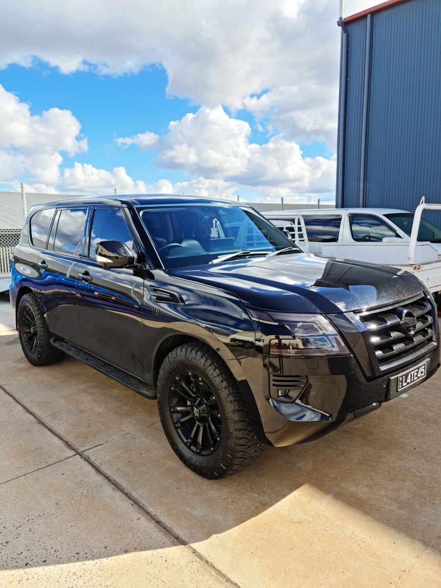 Gloss black Nissan Patrol after its detail