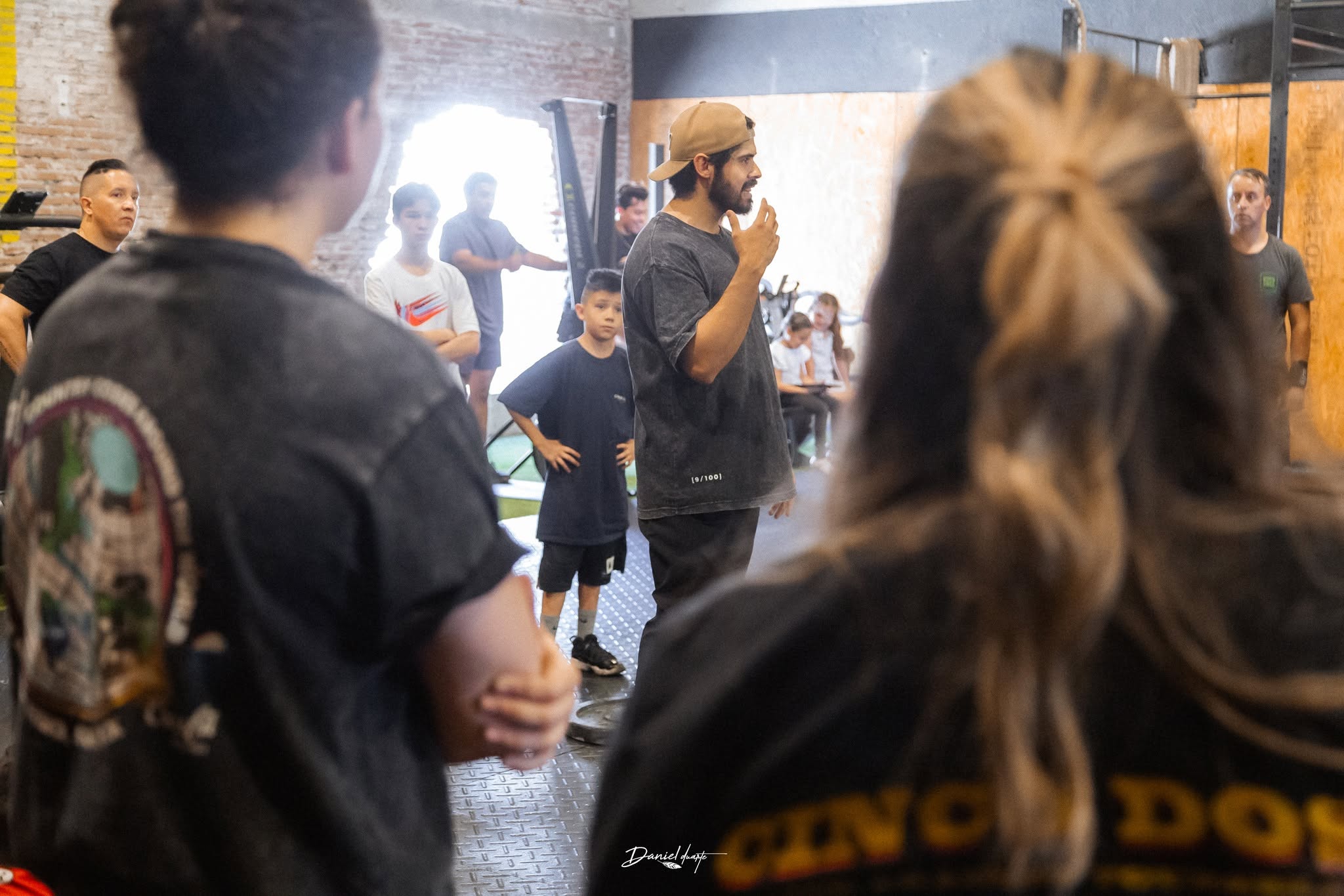 Coach platicando con la clase en el Cinco Dos
