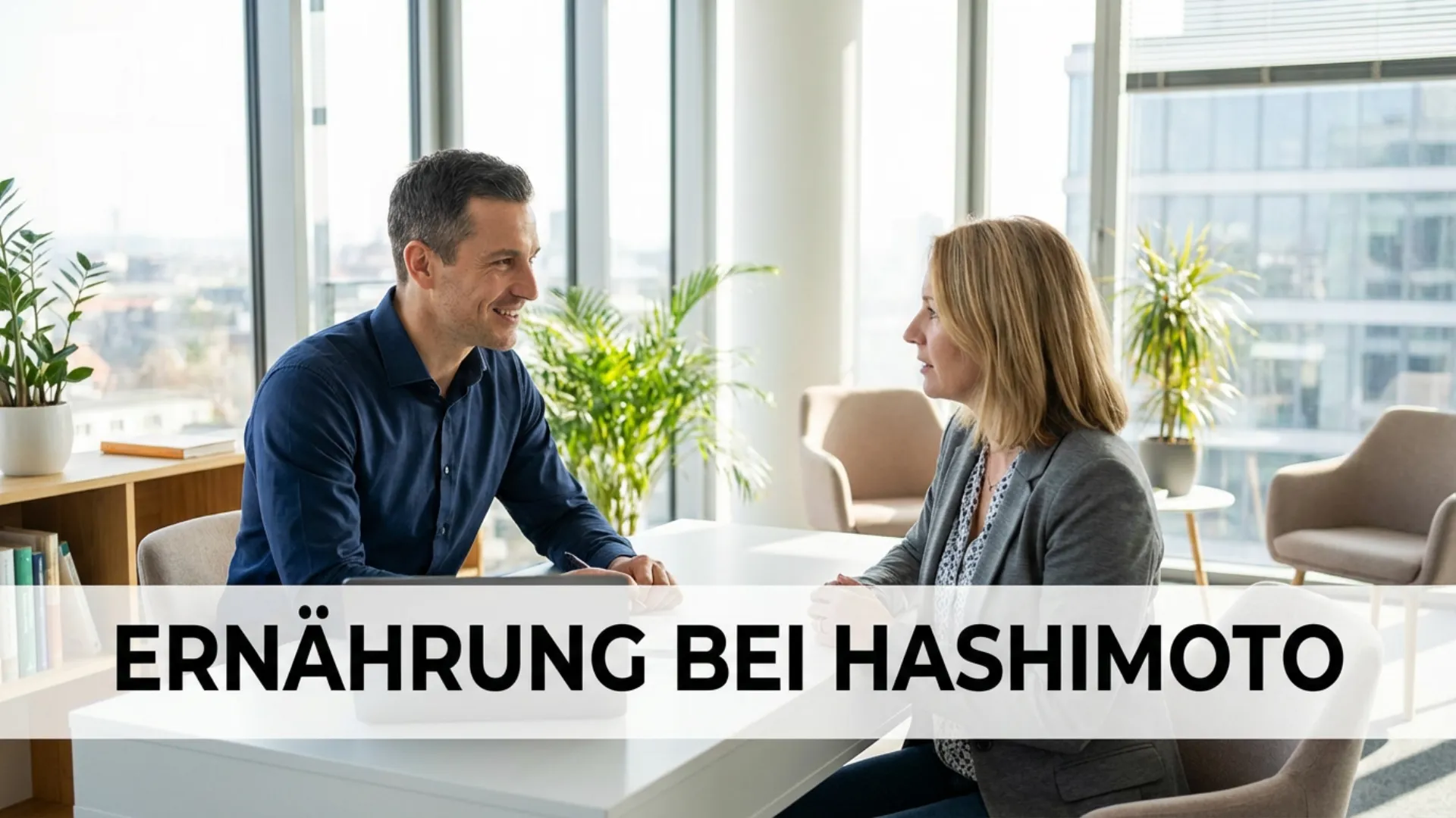 Professioneller Abnehmcoach Frank in Beratung mit Klientin über schnelle Abnehm-Rezepte für berufstätige Frauen mit Hashimoto