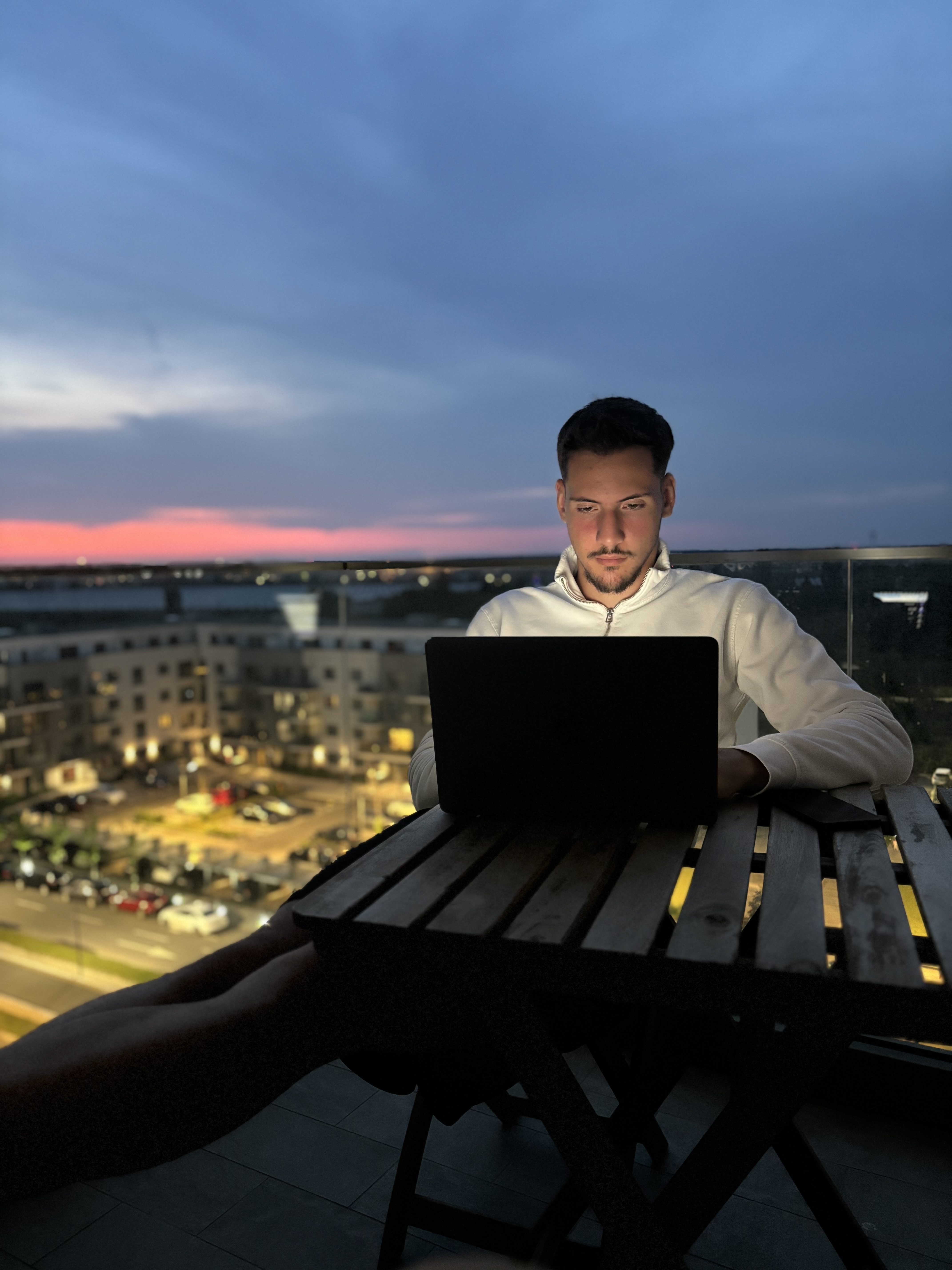 Sergiu lucrând la laptop