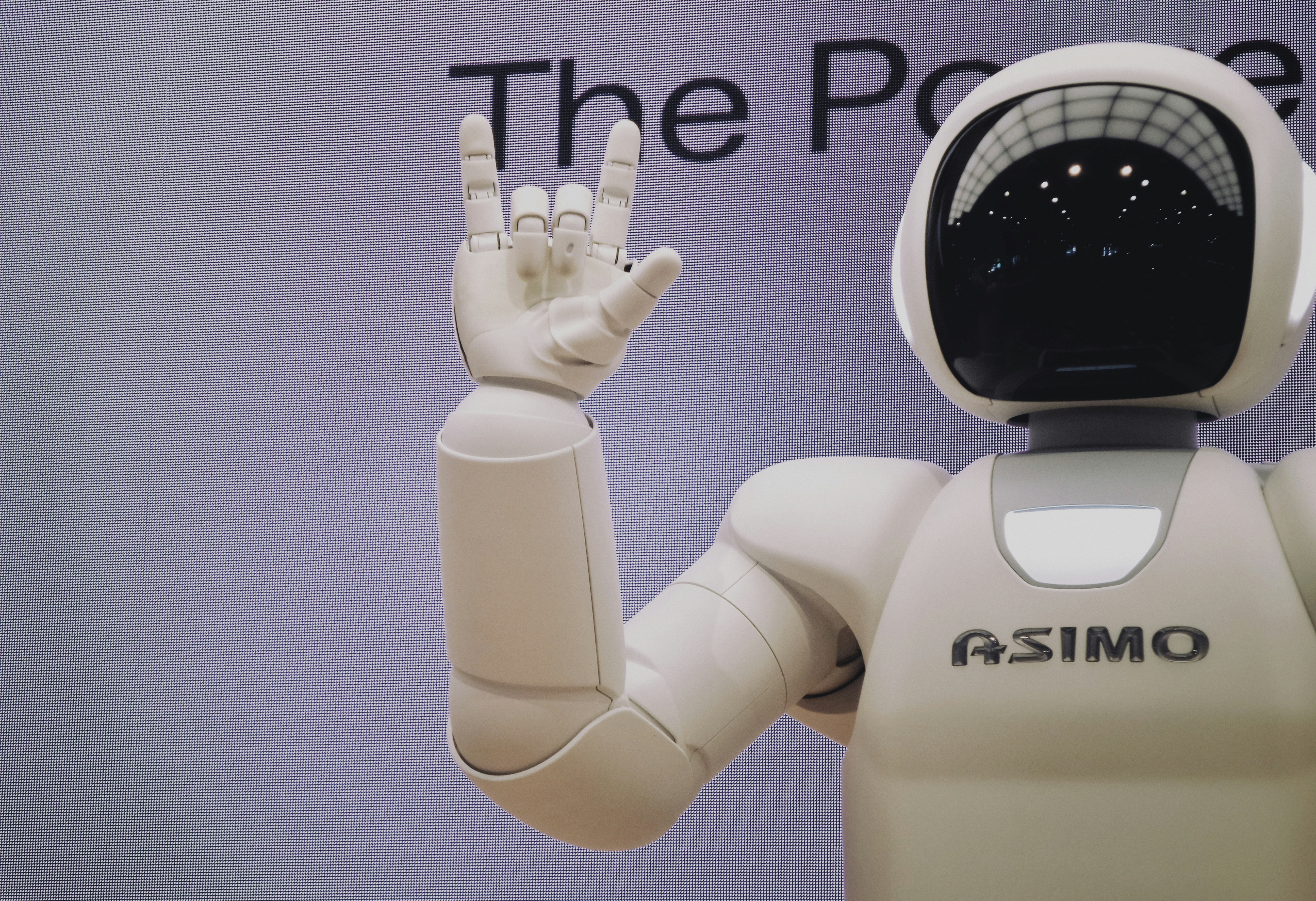 AI assistant responding to a new customer inquiry