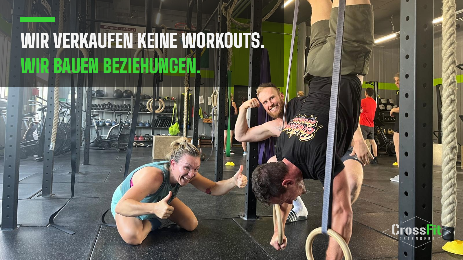 Athleten beim CrossFit-Training an den Ringen in der Box CrossFit Ortenberg Athleten beim CrossFit-Training an den Ringen in der Box CrossFit Ortenberg