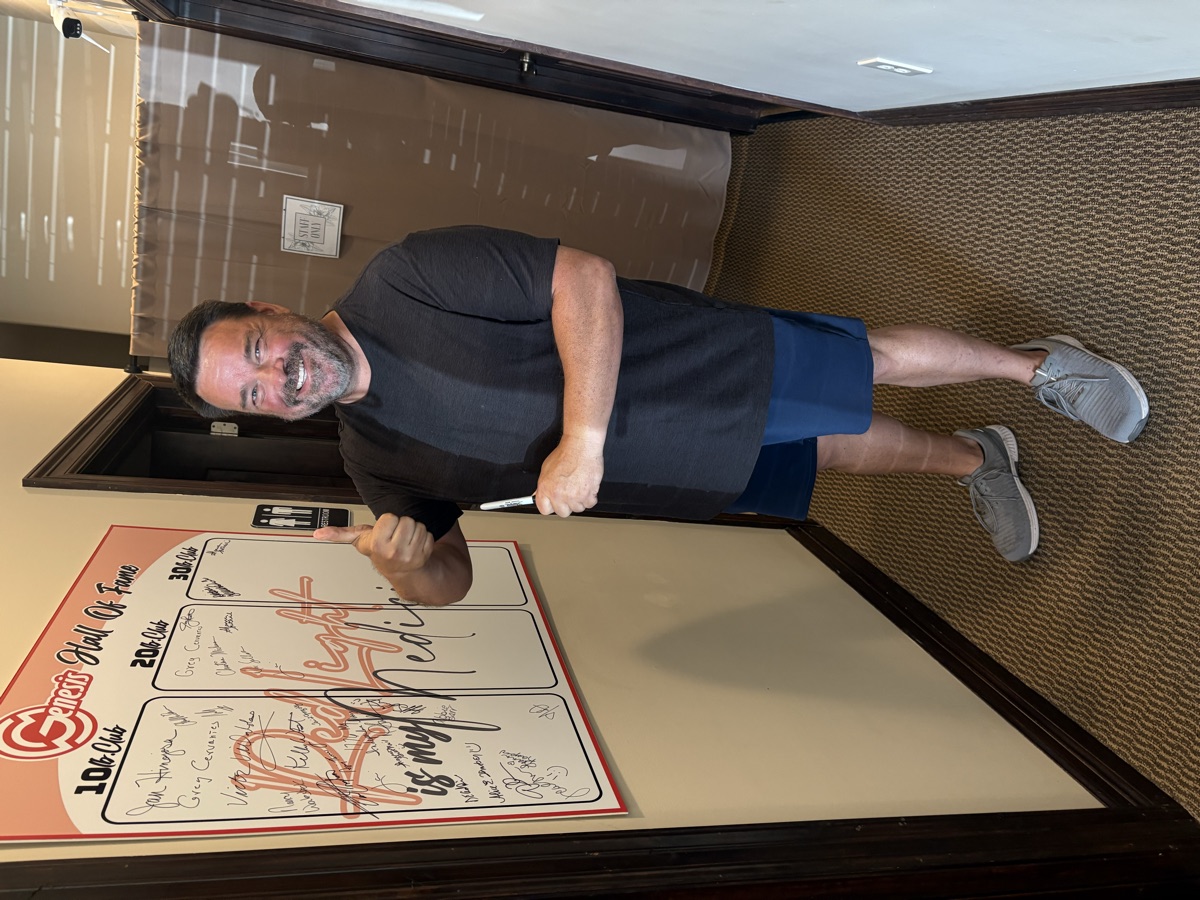 Jeff signing the wall at 20 pounds lost
