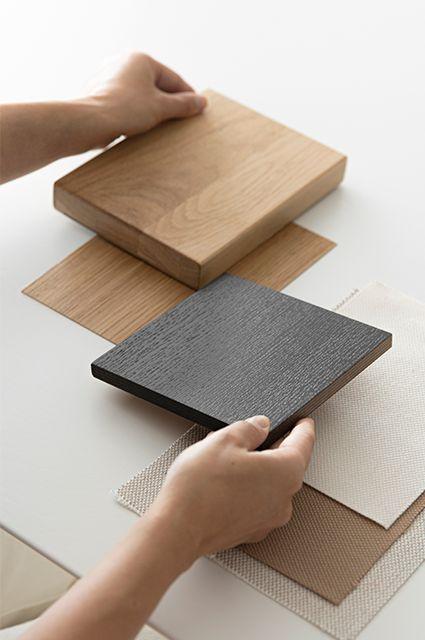 Muestras de terminaciones en madera y piedra oscura para seleccionar materiales