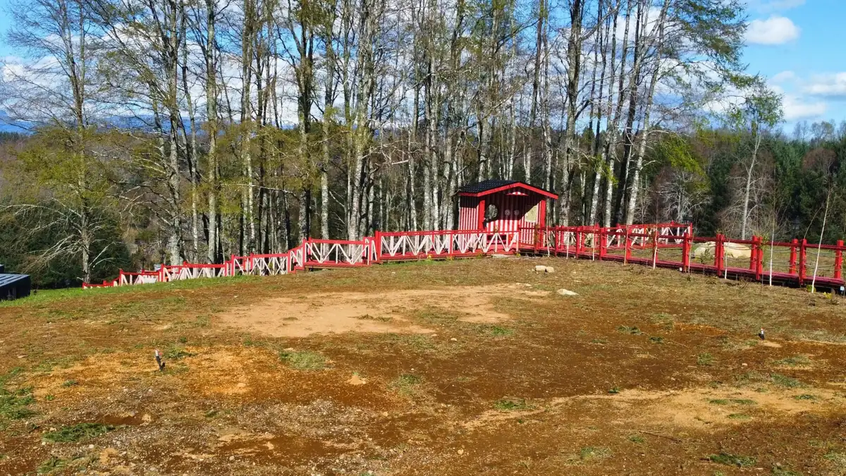 Terreno preparado para las nuevas unidades de la etapa 2, con baranda perimetral