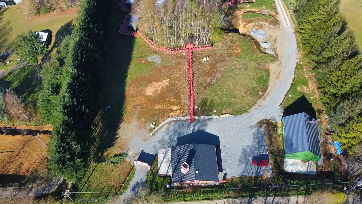 Vista aérea de la etapa 2 de Aslanhaus con la nueva pasarela, la recepción y el galpón