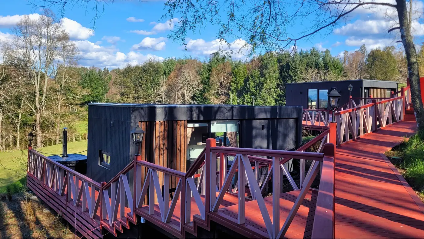 Pasarela de madera que conecta las tiny houses de Aslanhaus