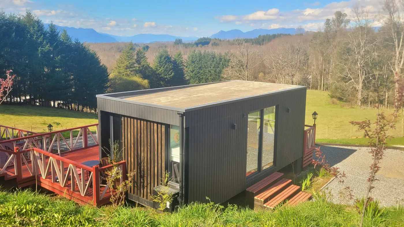 Tiny house con acceso directo desde el estacionamiento de gravilla