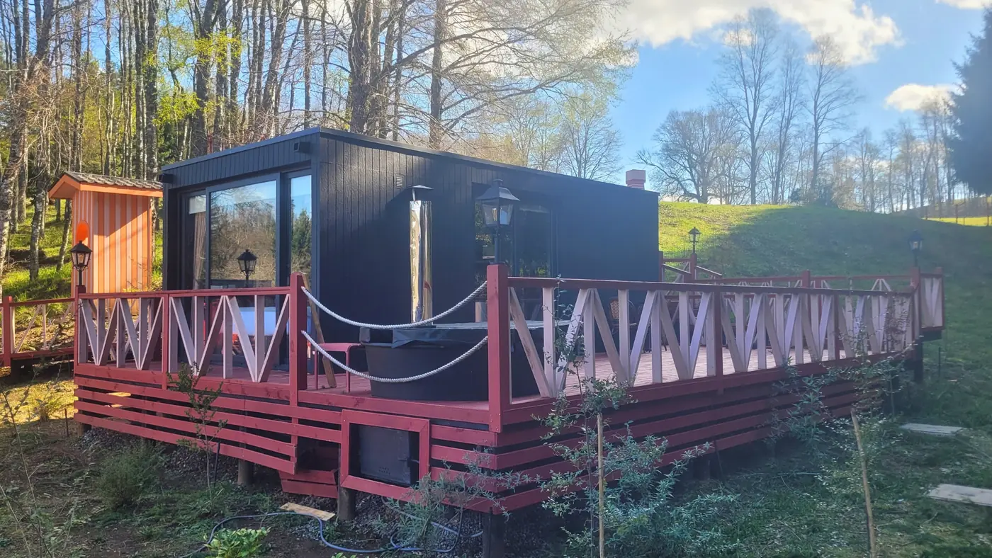Tiny house con terraza rodeada de bosque