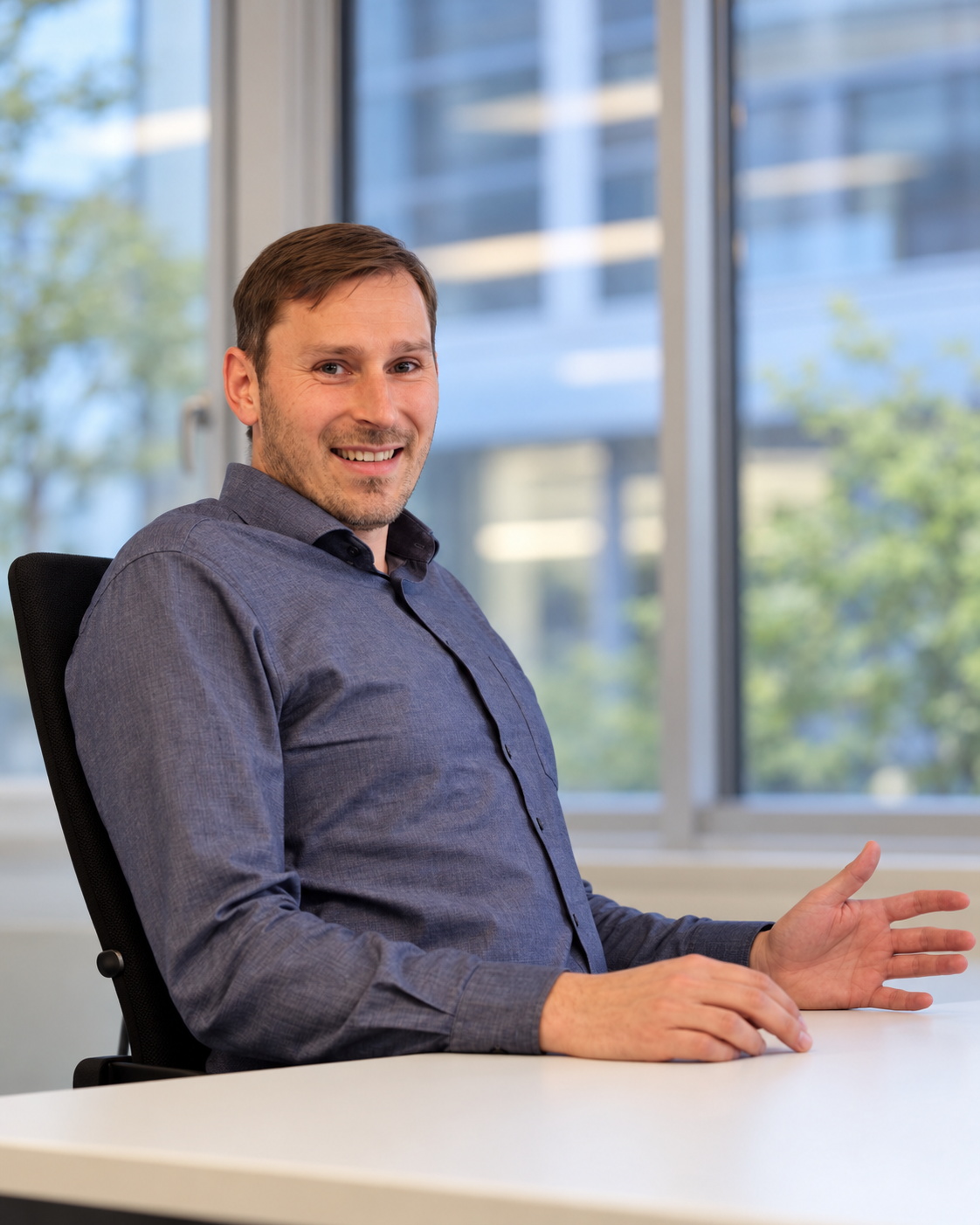 Philipp Busse, Gründer von LeadFlow OS, am Schreibtisch