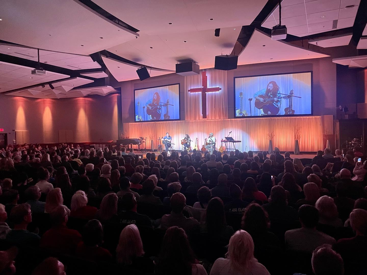 Acoustic STorytime concert with audience participating in worship together Acoustic STorytime concert with audience participating in worship together