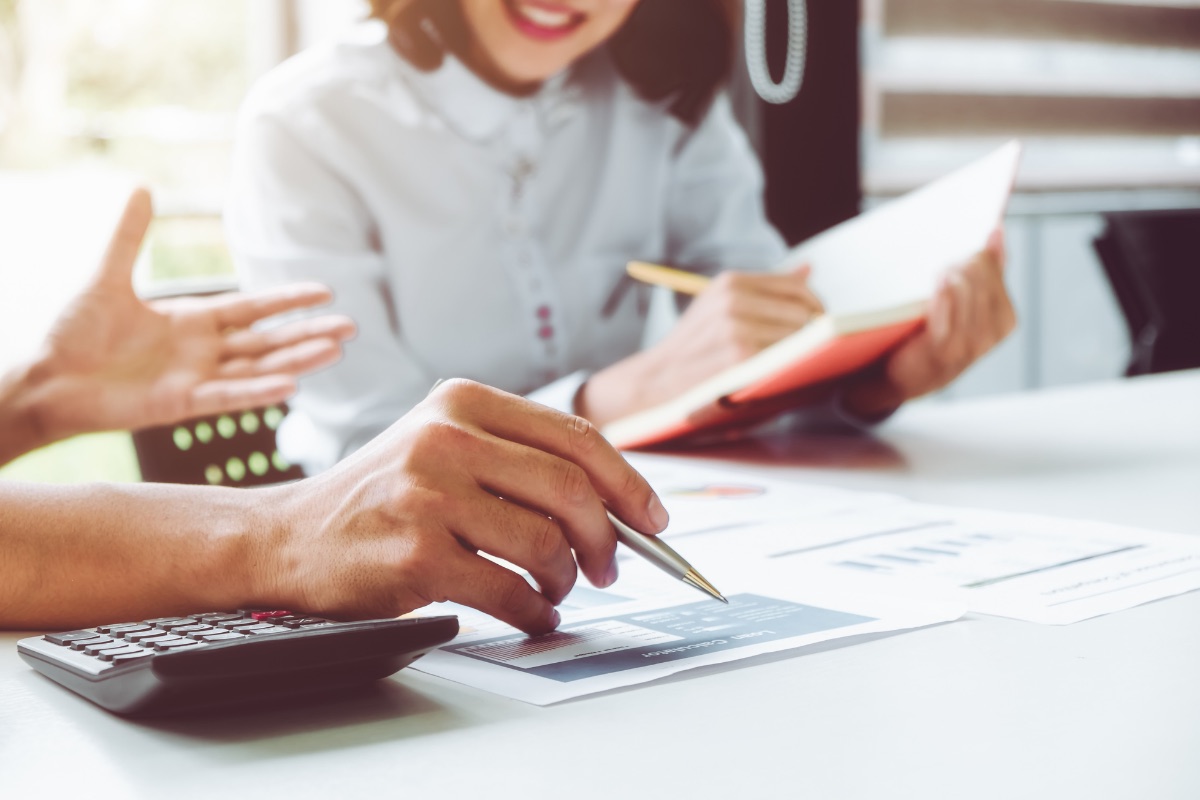Abogados revisando un expediente administrativo