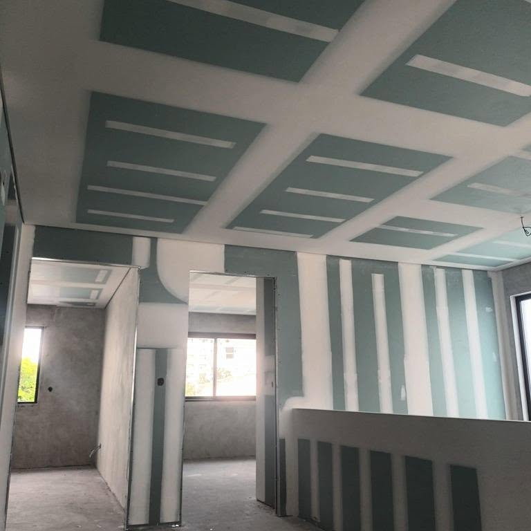 A spacious living room with perfectly smooth level 5 finish drywall walls