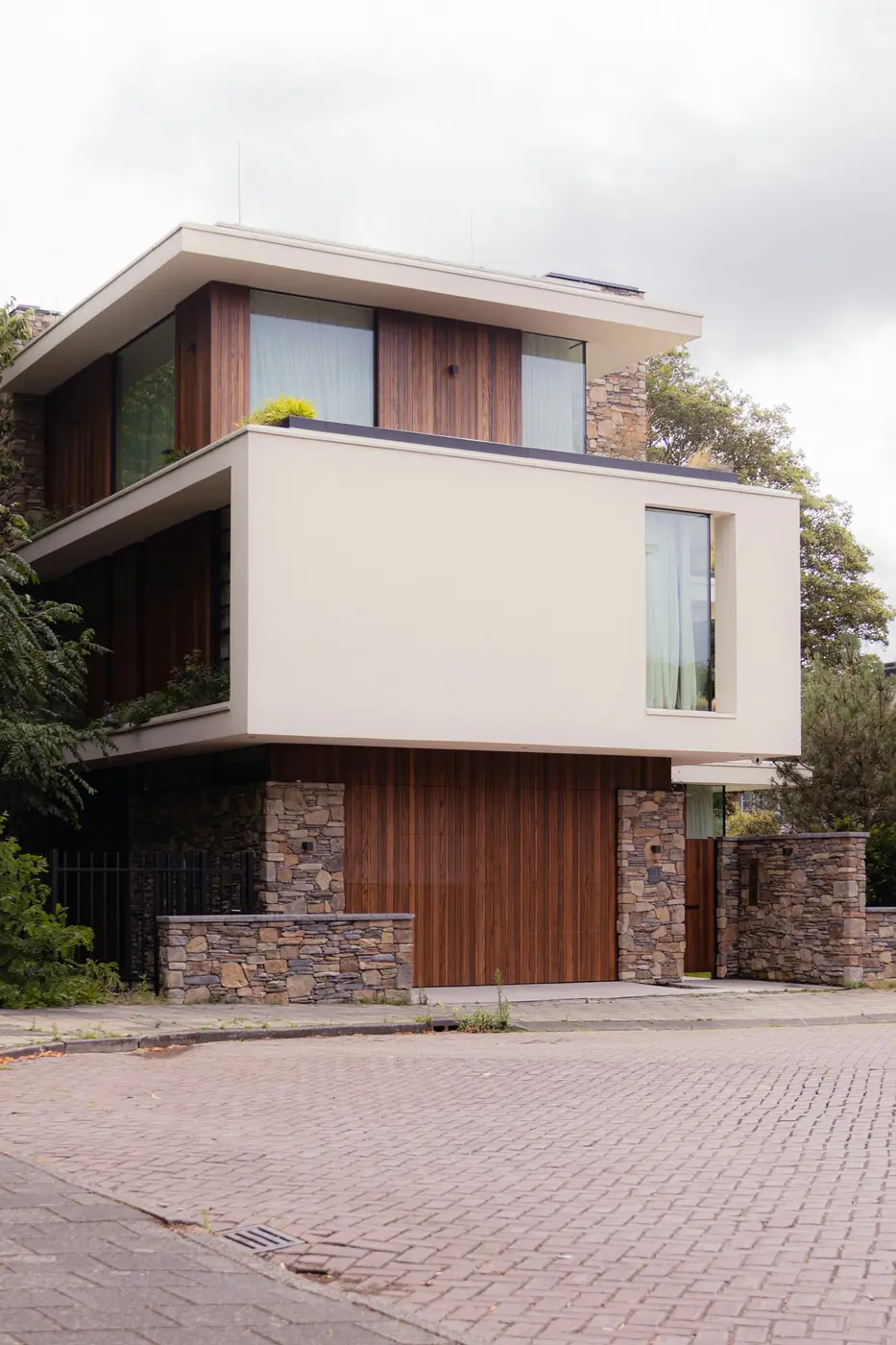 A modern Peninsula residence in timber and stone set back from a quiet street.