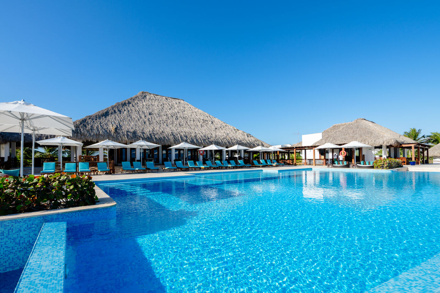 Piscina infinita frente a la playa en Cana Bay
