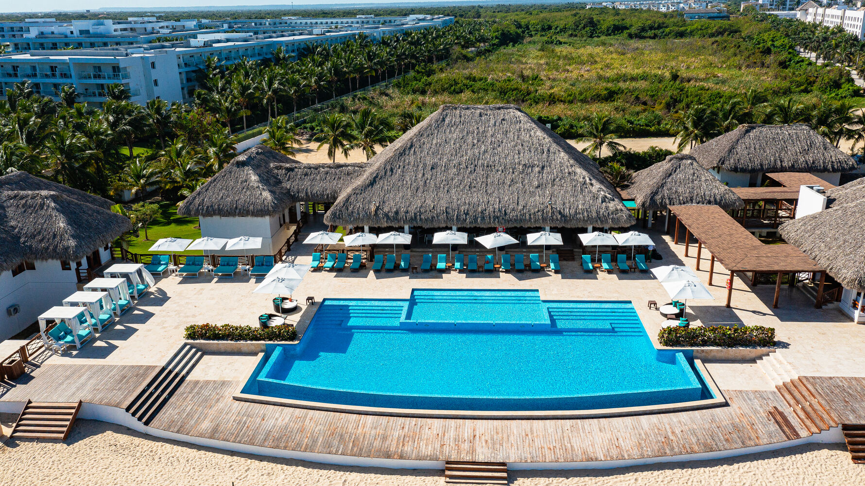 Vista aérea de la piscina y playa en Cana Bay, Punta Cana