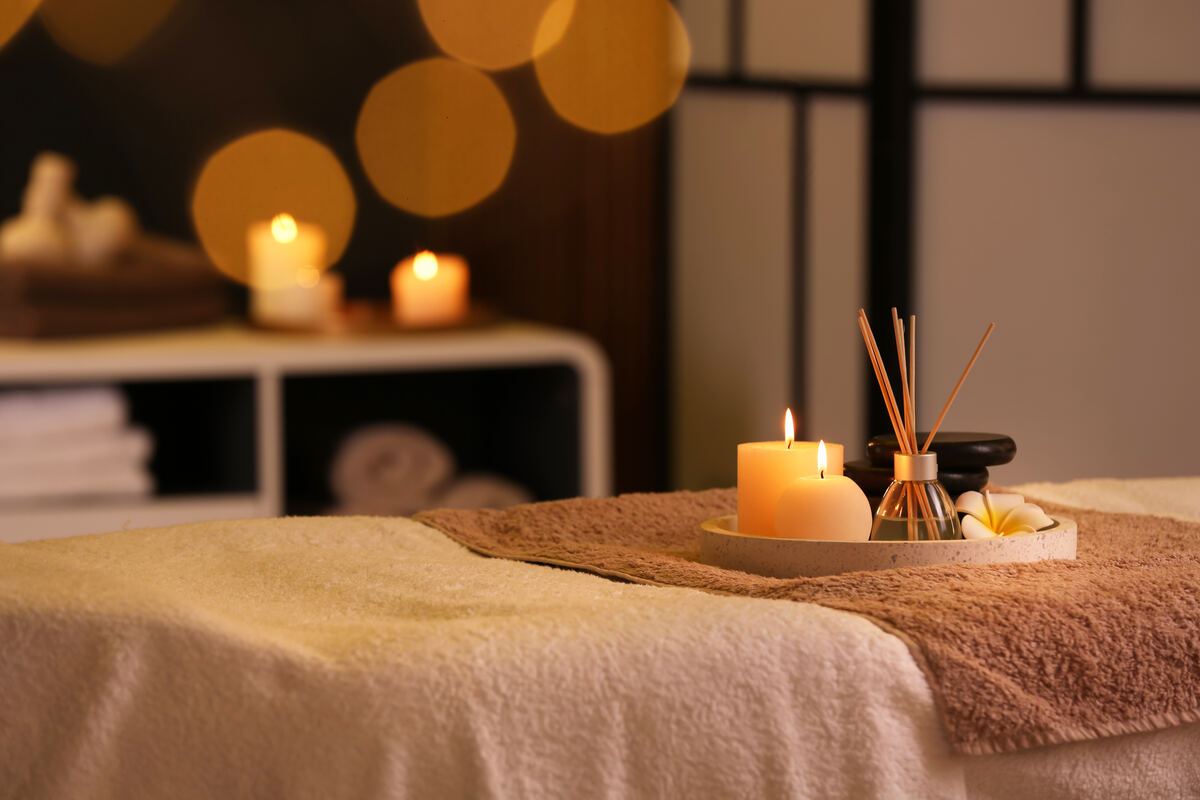 Ambiente de spa con velas y aromaterapia