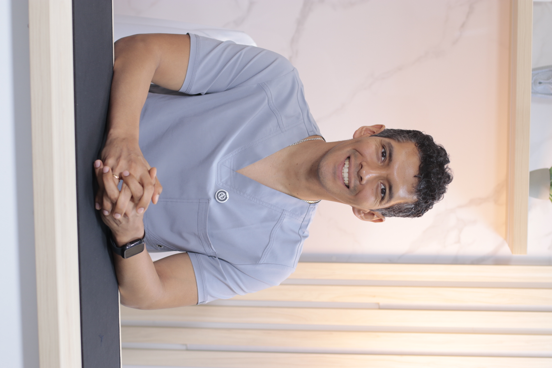 Dr. Alex Galindo en consultorio