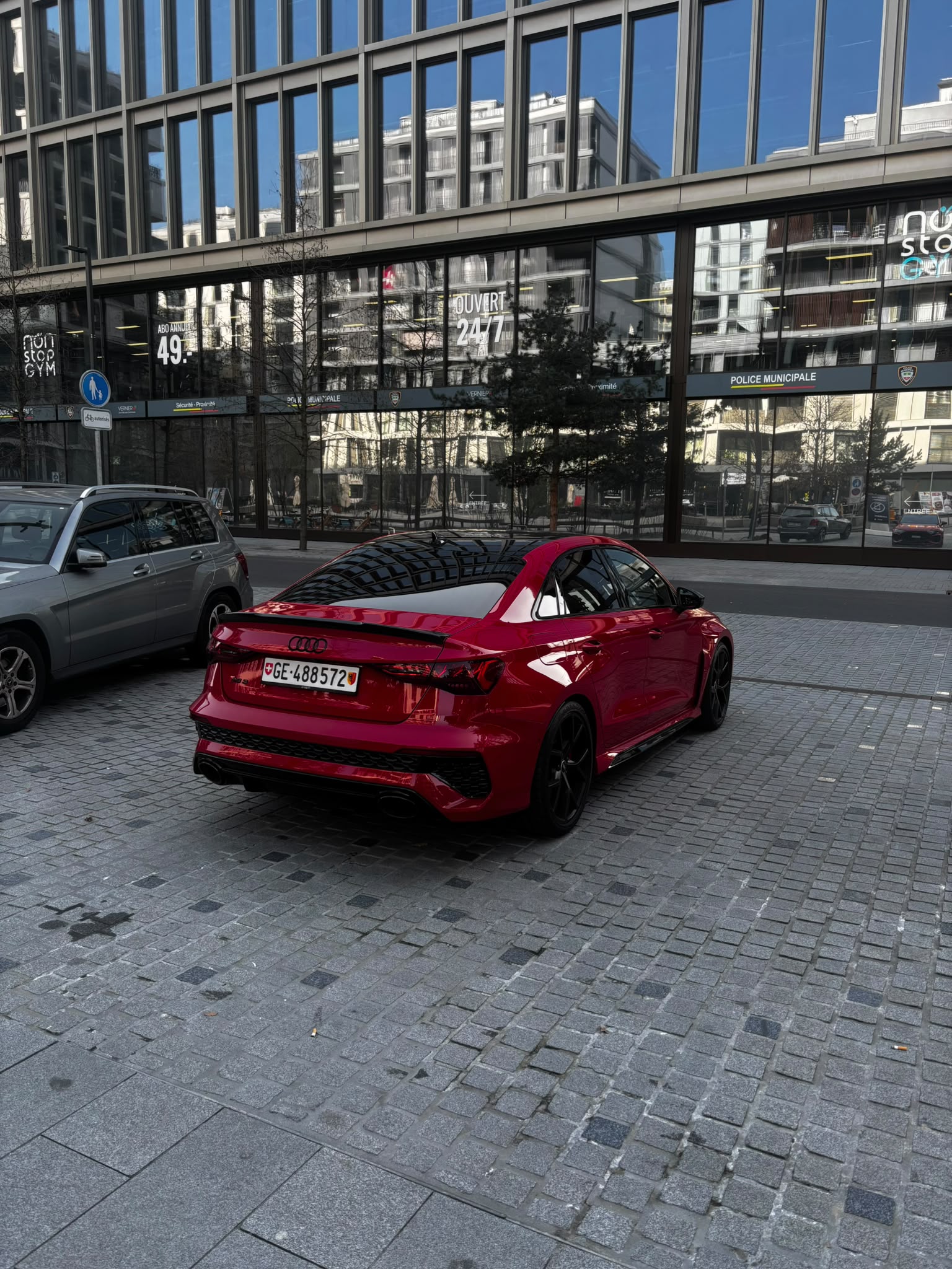Audi RS3 8Y rouge dans son environnement