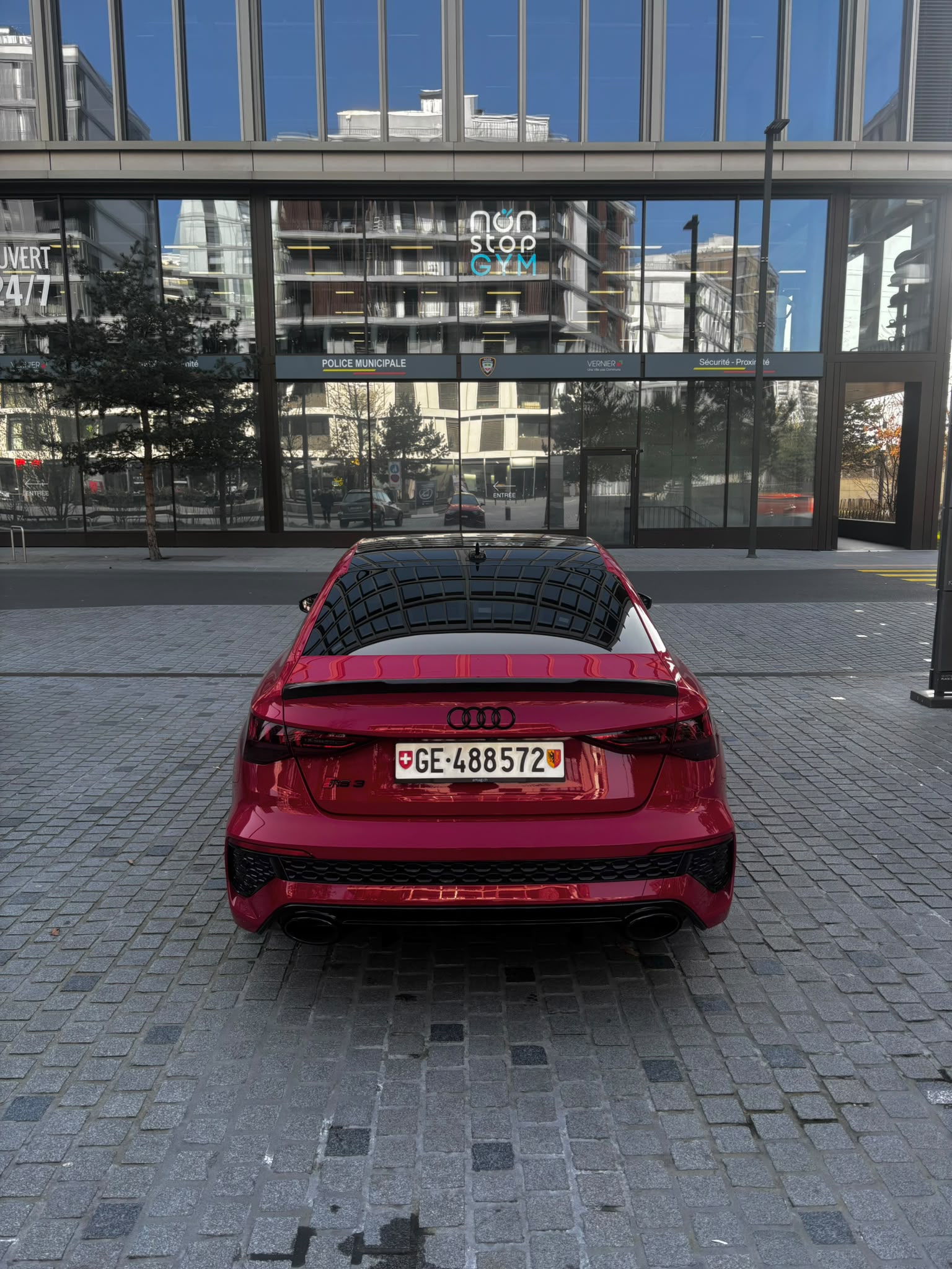 Audi RS3 8Y rouge DK Approved sous un autre angle