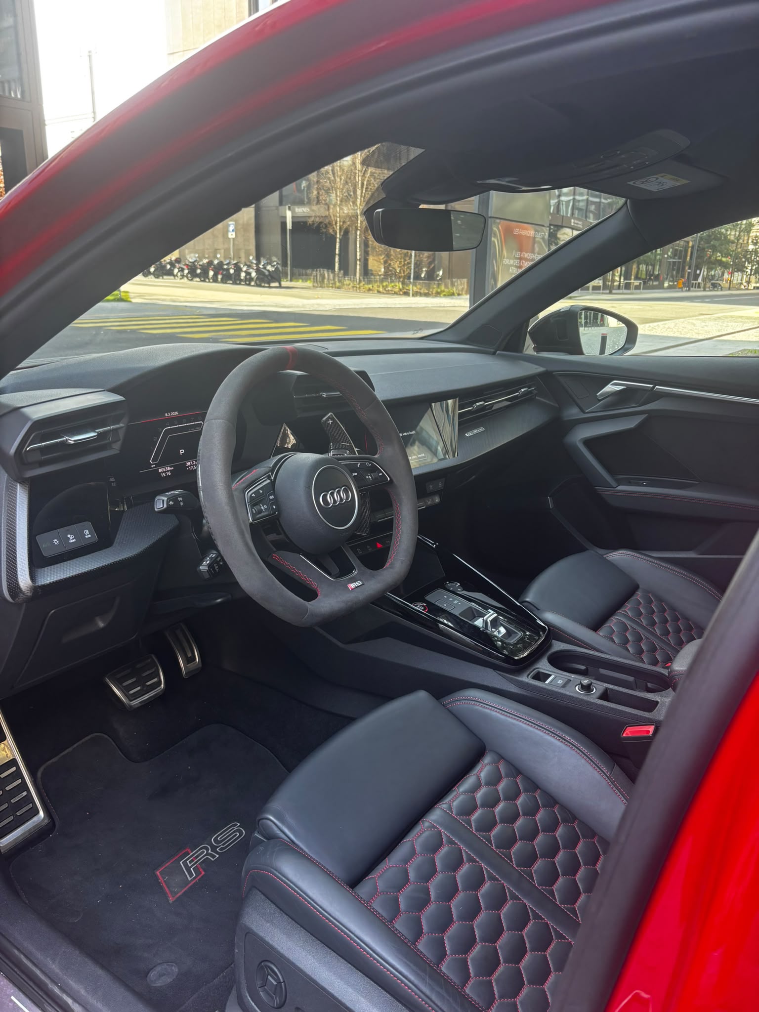 Profil de l'Audi RS3 8Y rouge disponible à Genève