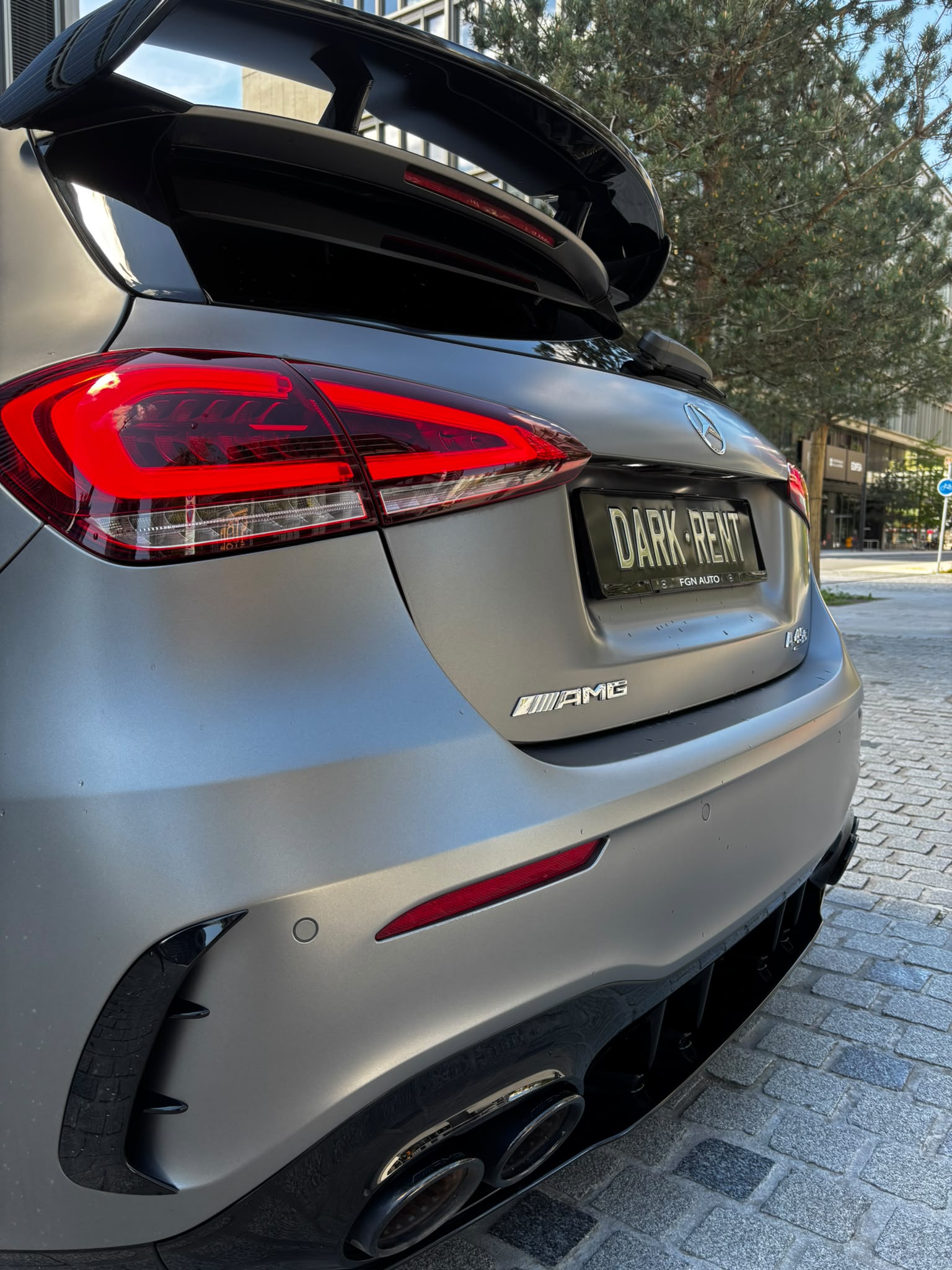 Mercedes-AMG A45 S gris mat DK Approved sous un autre angle