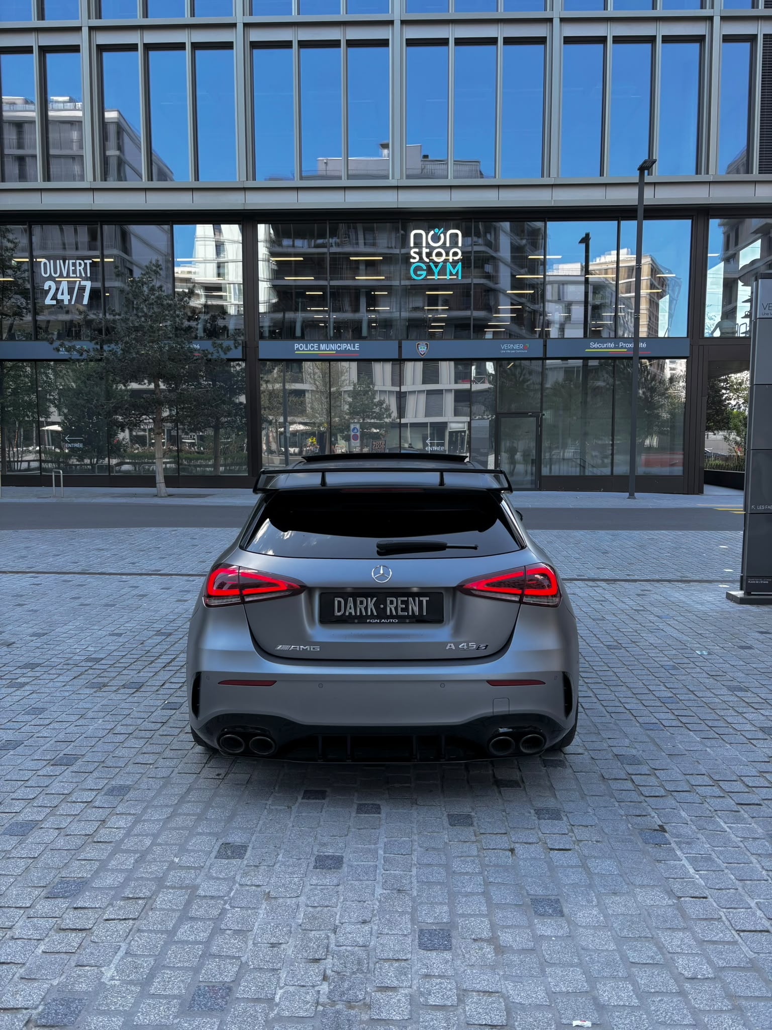 Profil de la Mercedes-AMG A45 S gris mat disponible à Genève