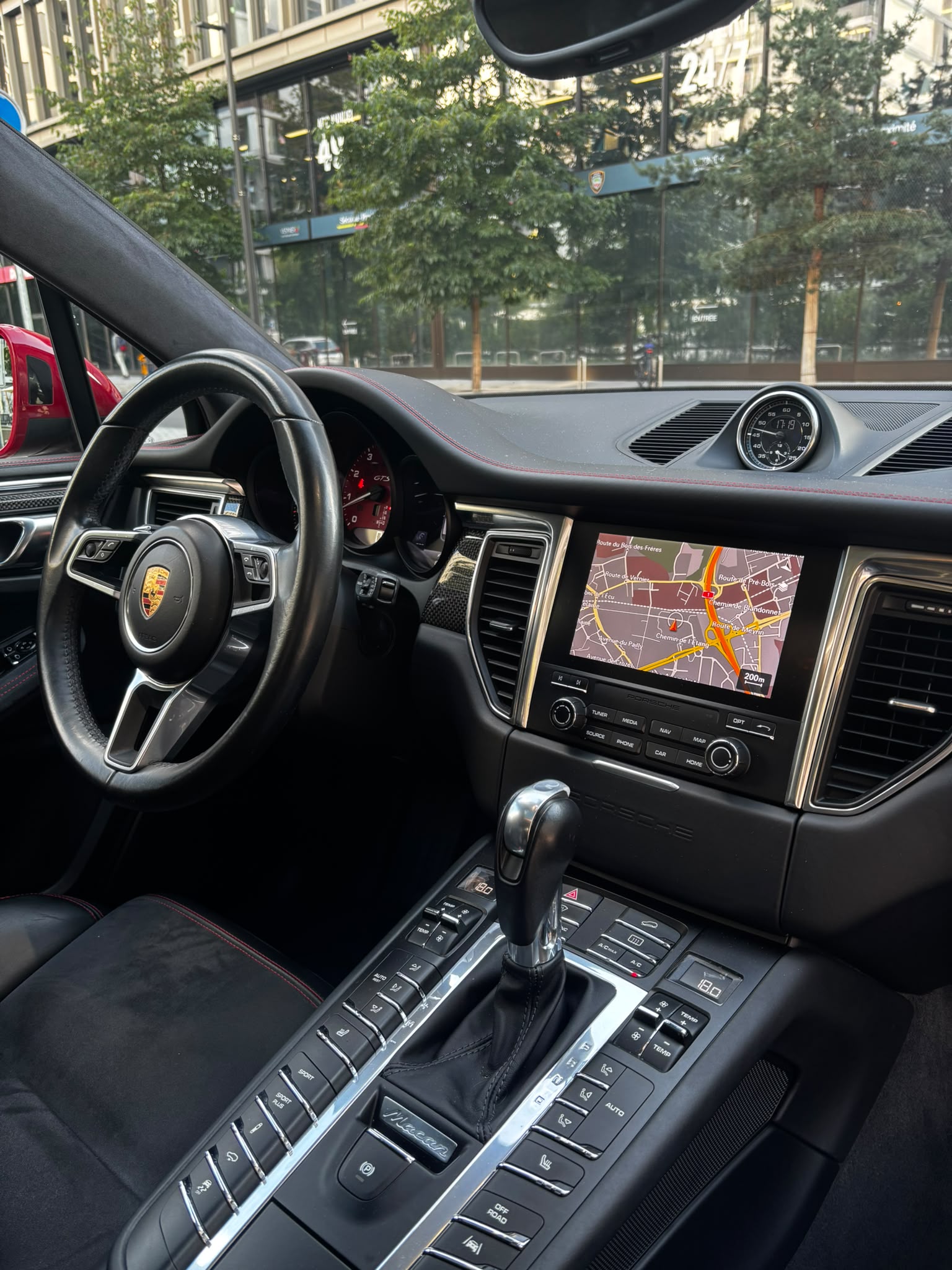 Porsche Macan GTS 360 rouge dans son environnement