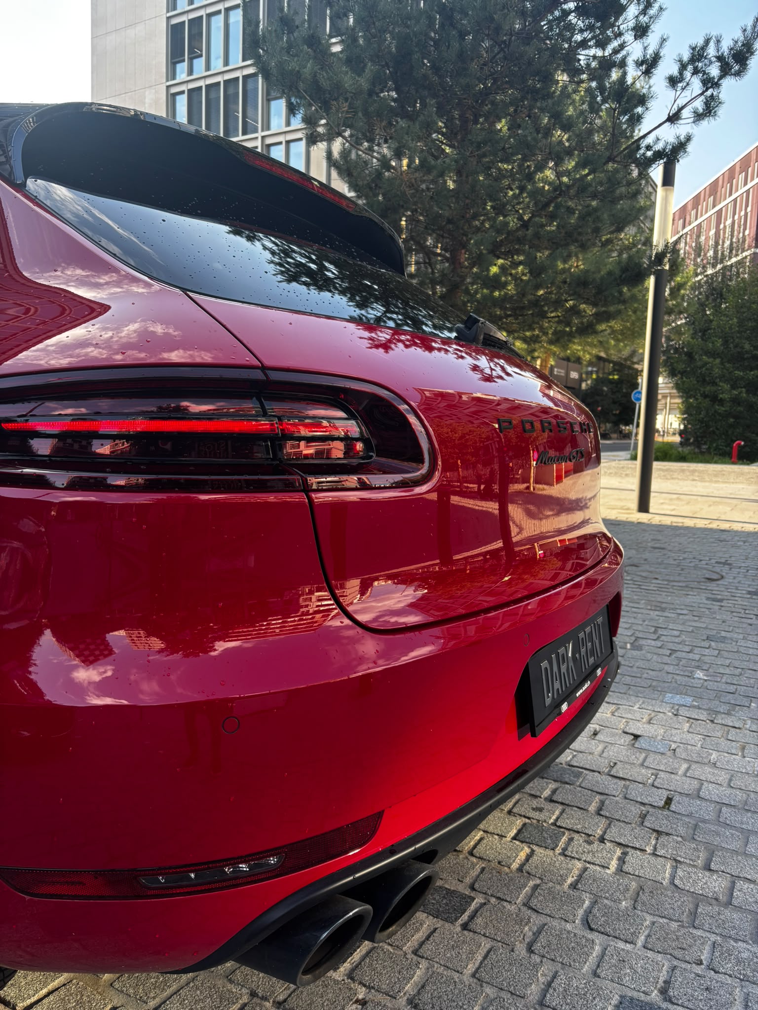 Porsche Macan GTS 360 rouge DK Approved sous un autre angle