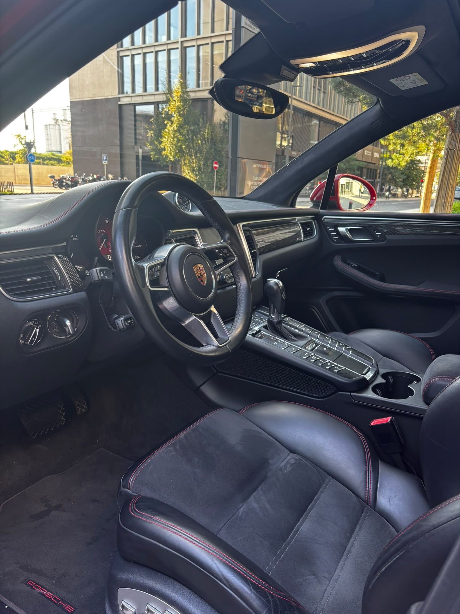 Poste de conduite d'une voiture sportive DK Approved