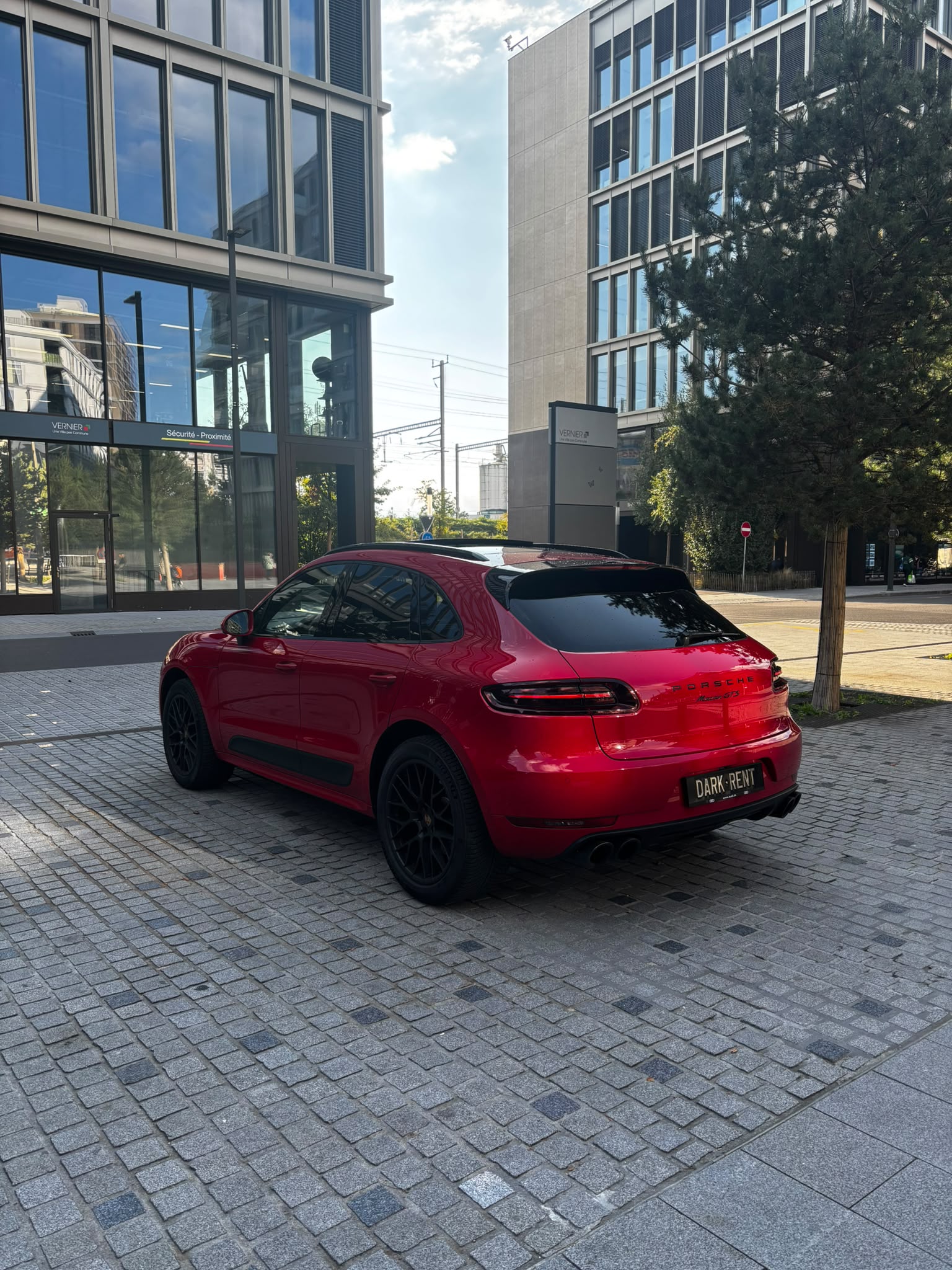 Profil du Porsche Macan GTS 360 rouge disponible à Genève