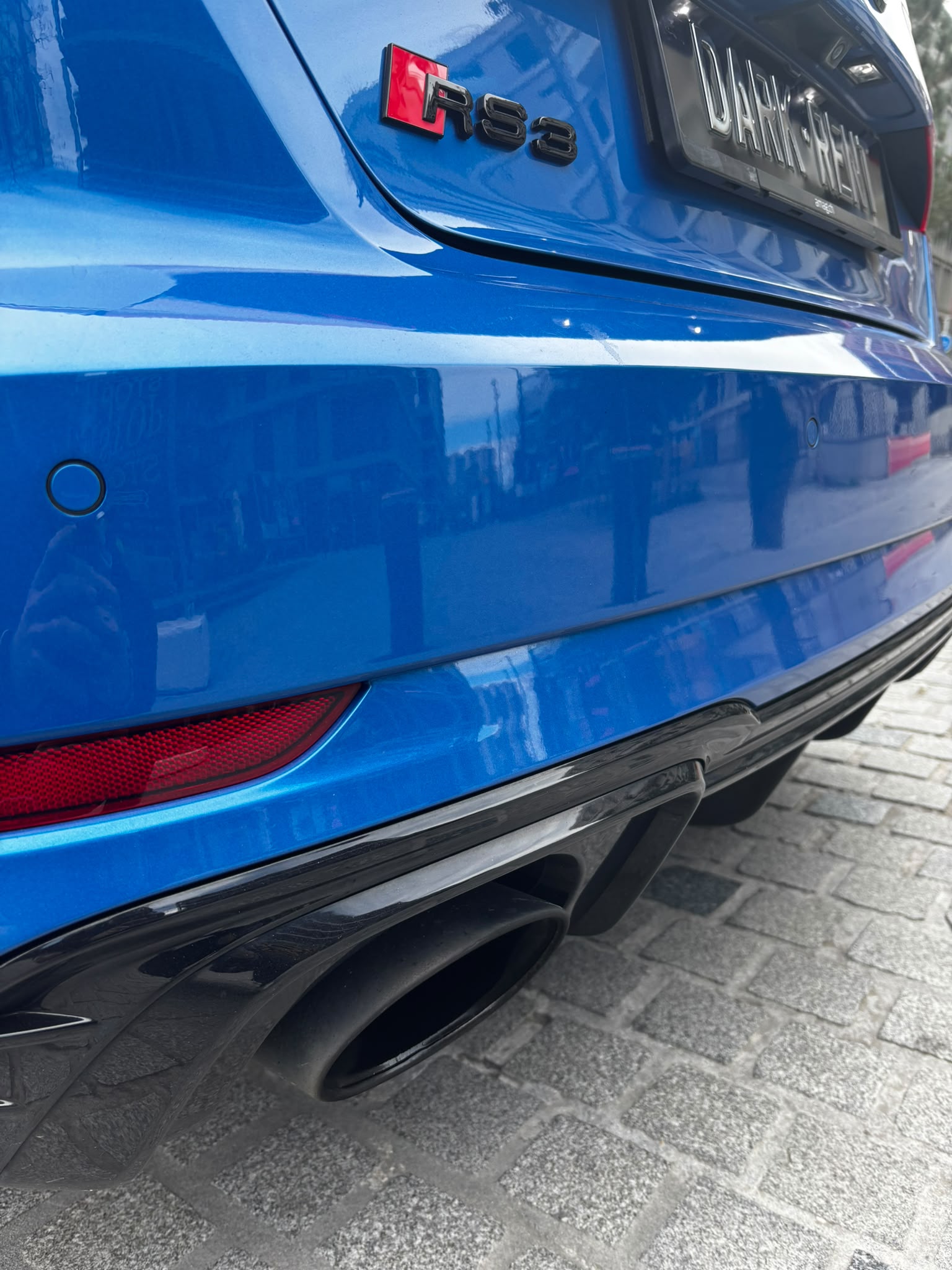 Audi RS3 8V bleue dans son environnement