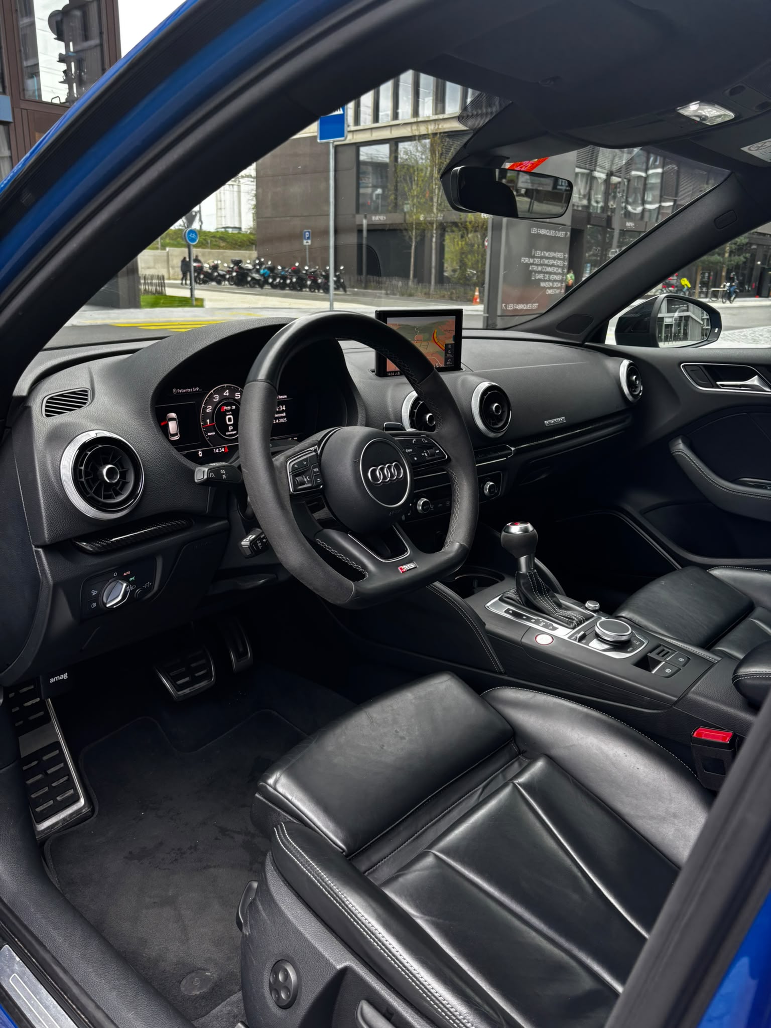 Détails de carrosserie de l'Audi RS3 8V bleue
