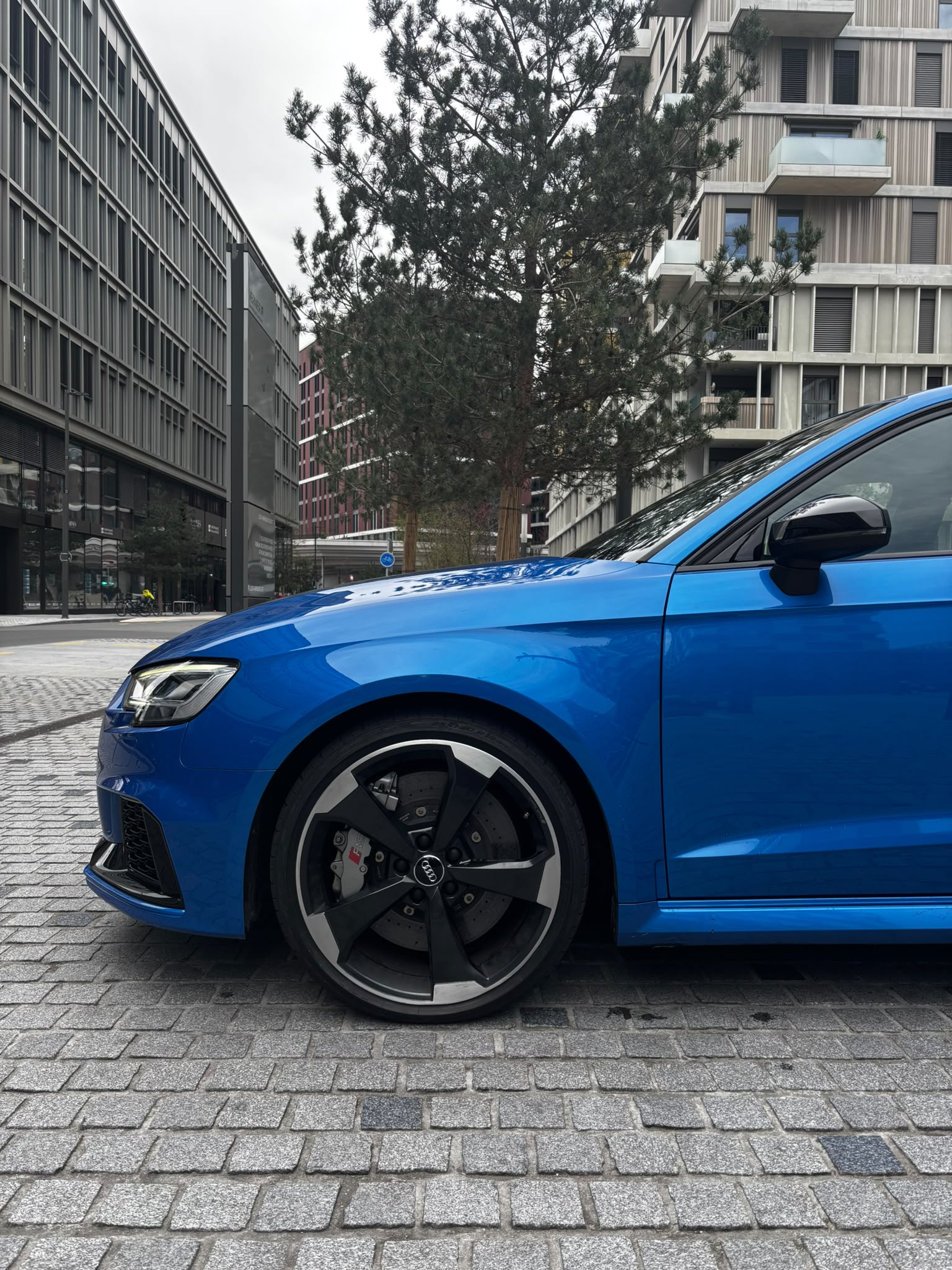 Profil de l'Audi RS3 8V bleue disponible à Genève