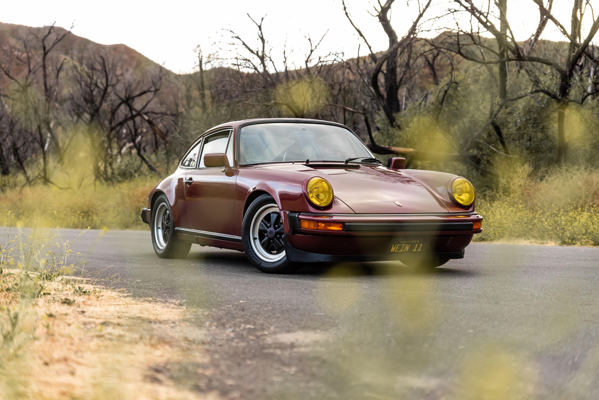 Porsche 911 classique bordeaux sur route