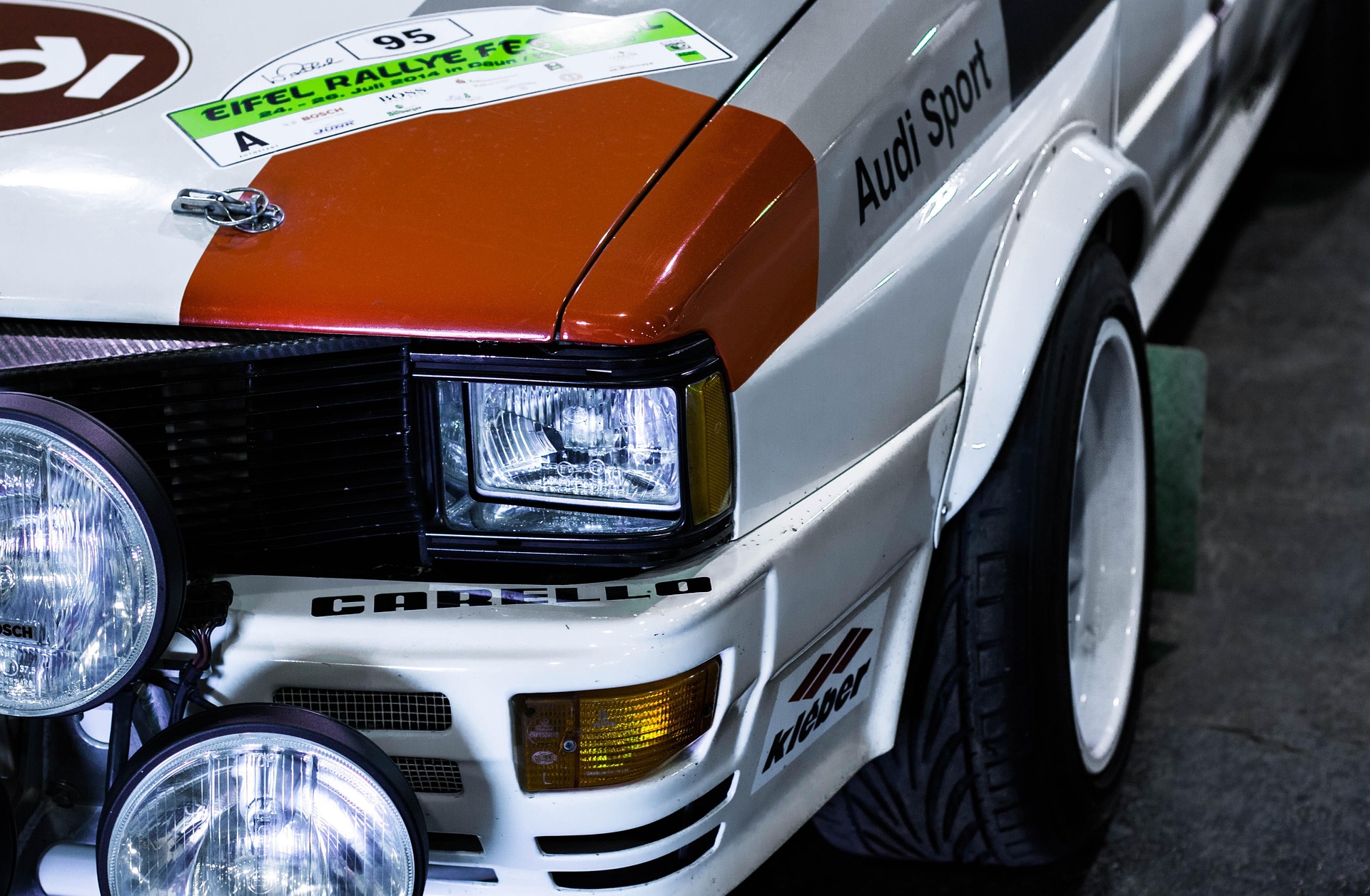 Détail avant d'une Audi de compétition portant les mentions Audi Sport