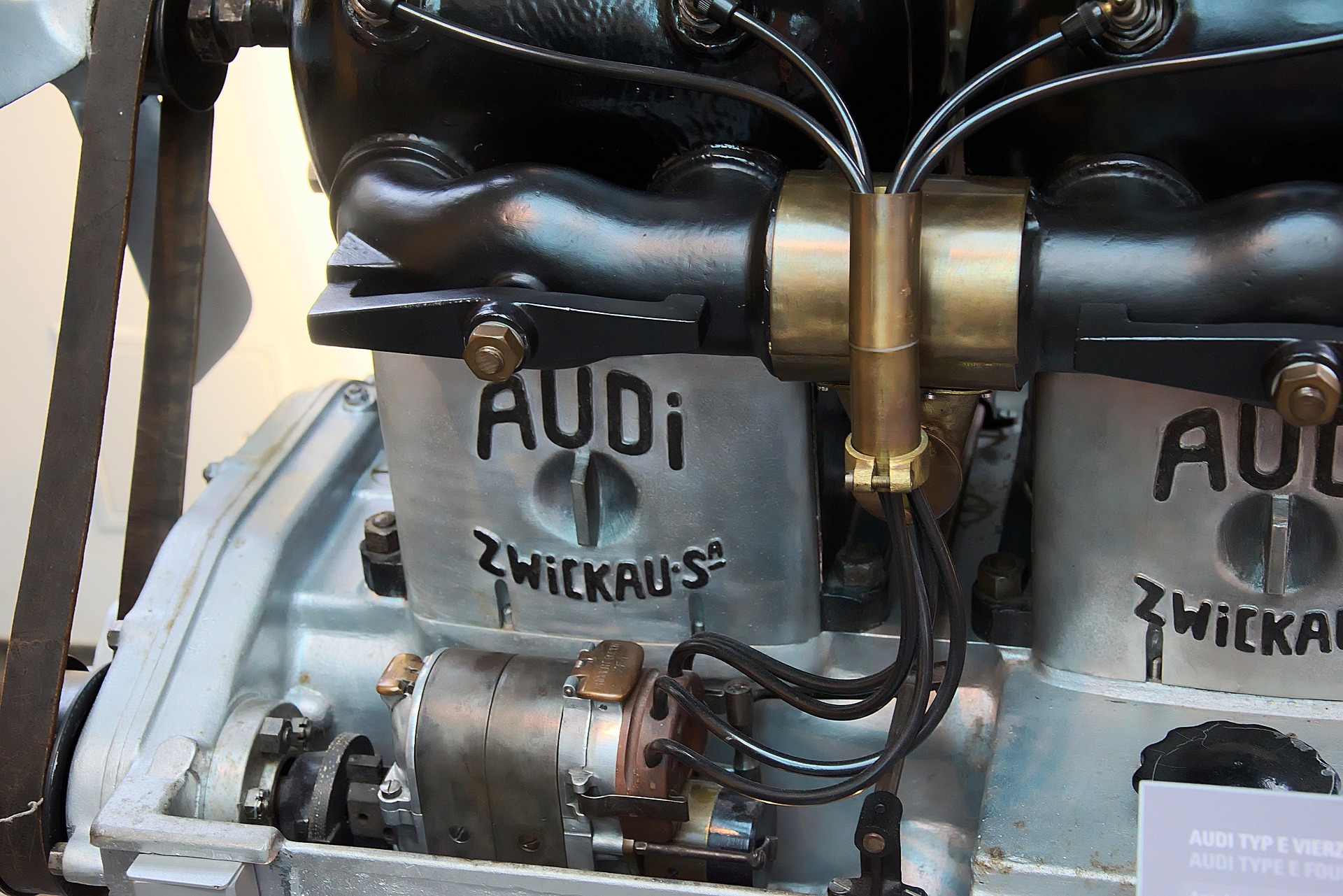Détail mécanique ancien portant le nom Audi