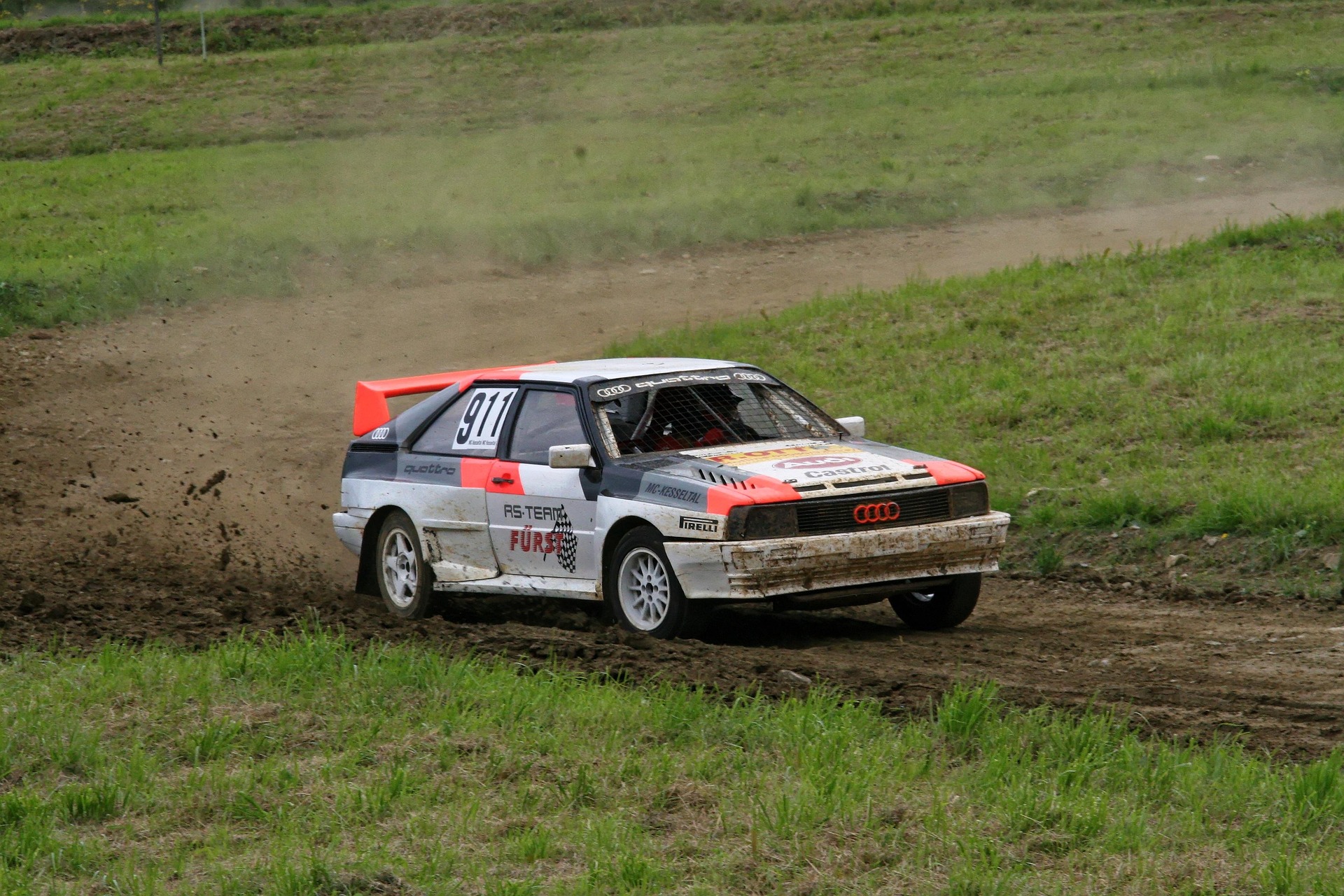 Voiture de rallye Audi historique en action sur une spéciale
