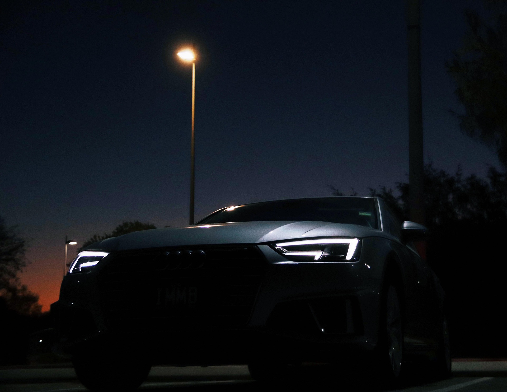 Audi moderne photographiée de nuit, transition vers l'univers Audi Sport contemporain