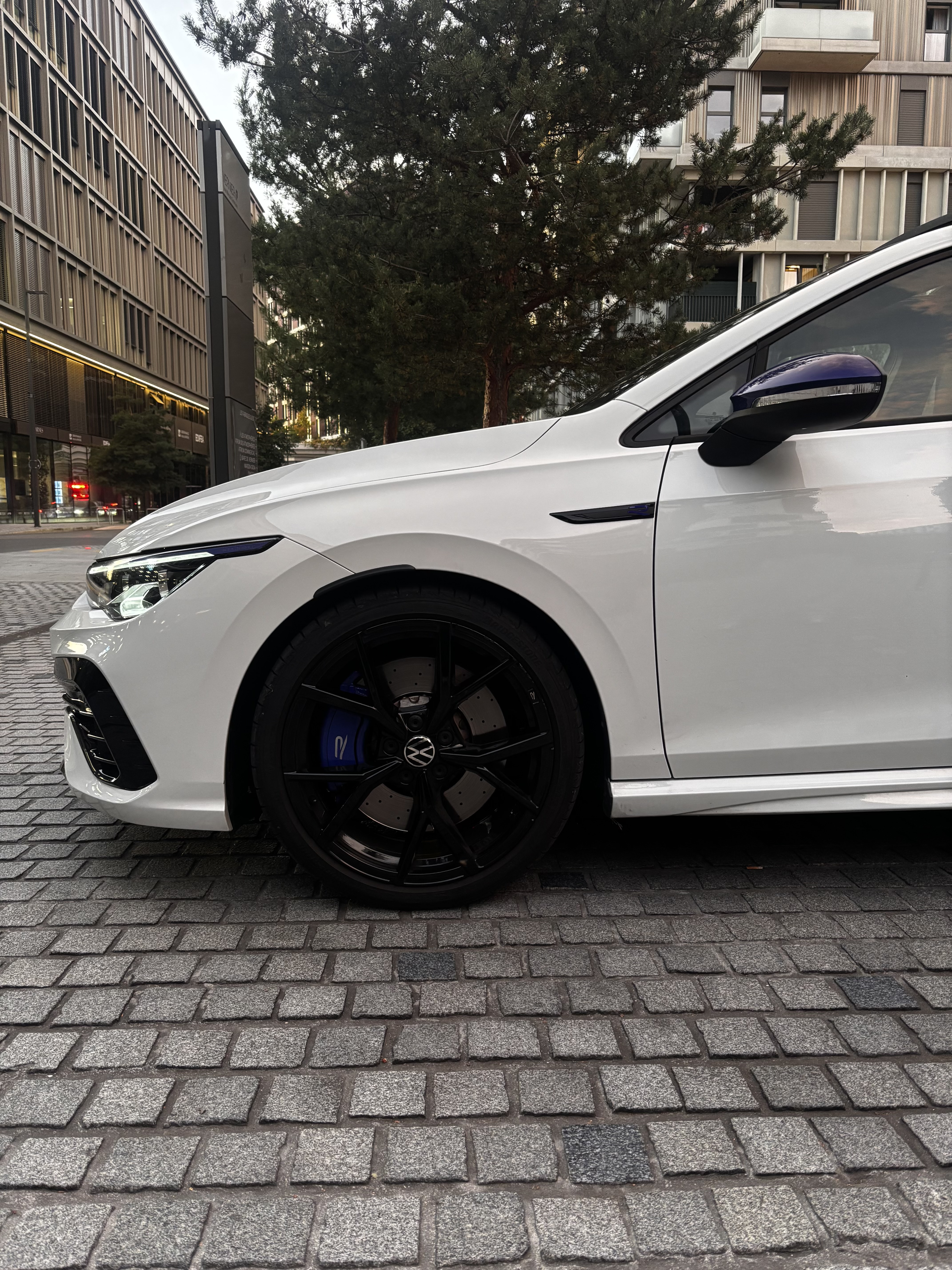 Volkswagen Golf 8 R ABT blanche de DK Approved, préparée à 400 ch
