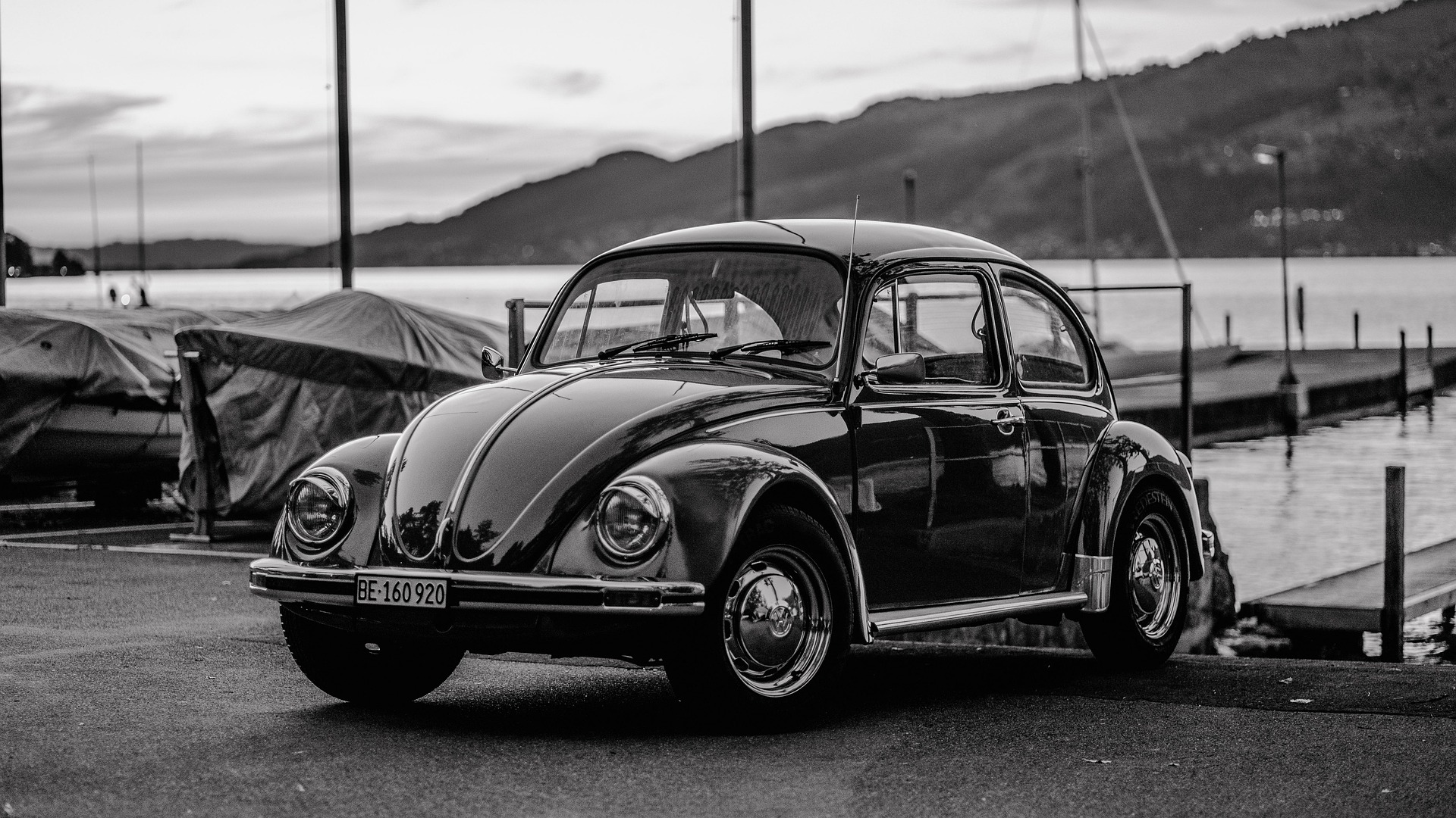 Volkswagen Coccinelle ancienne photographiée en noir et blanc