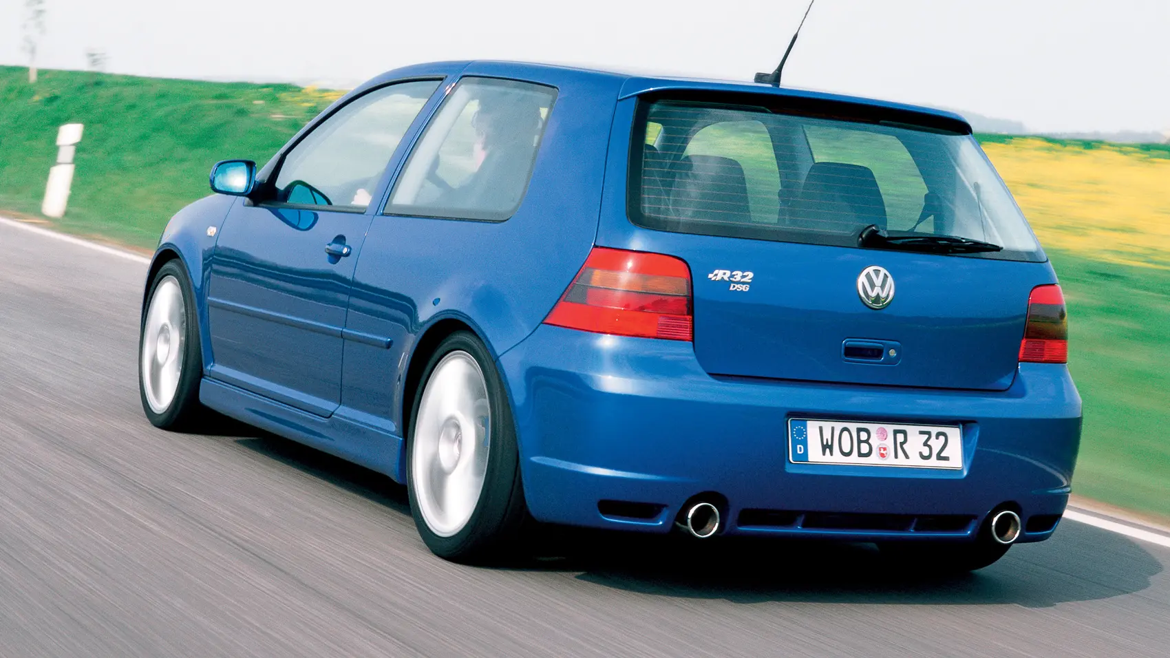 Volkswagen Golf IV R32 bleue, lancée en 2002