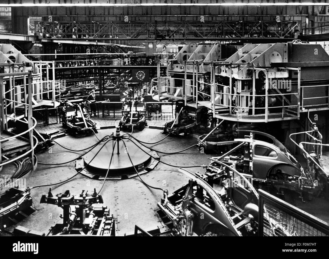 Atelier de production automobile photographié en noir et blanc