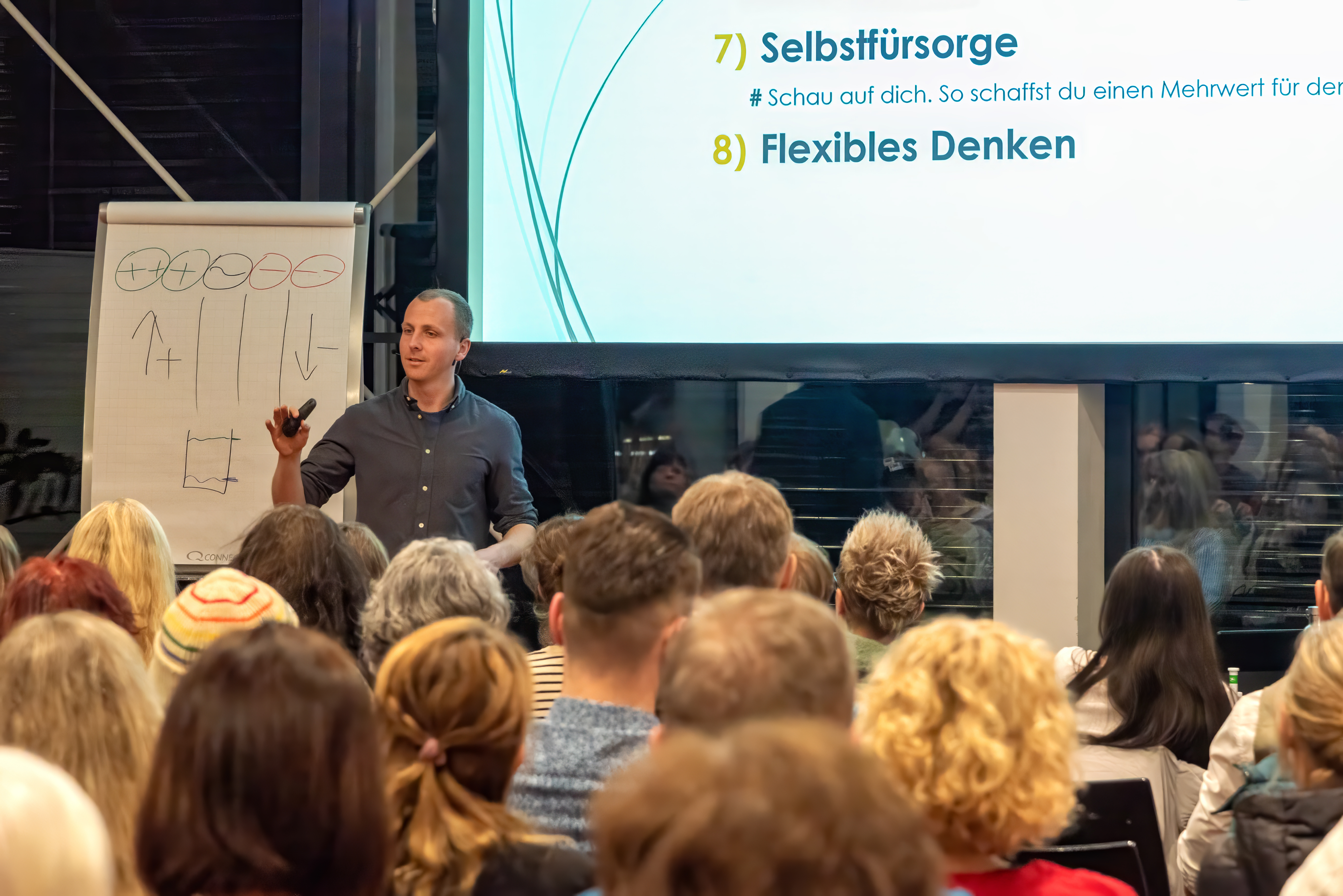 Michael Aigner im Gespraech mit dem Publikum beim Vortrag